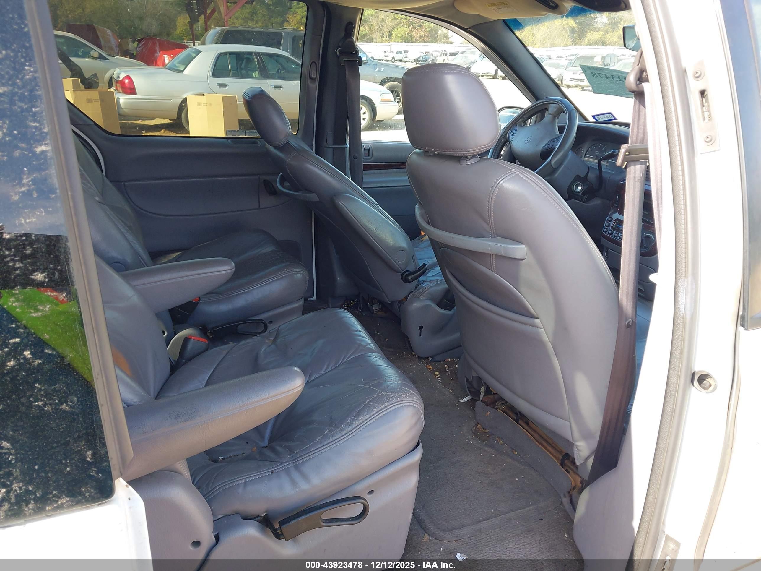 CHRYSLER TOWN image 8