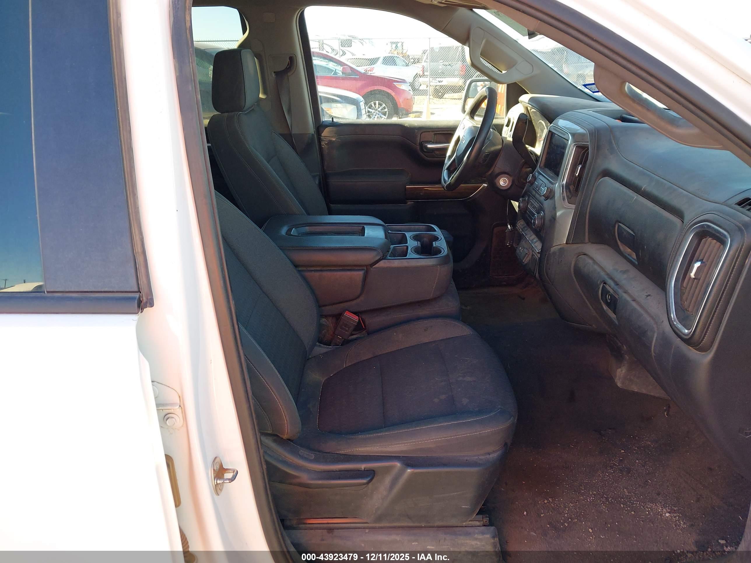 CHEVROLET SILVERADO image 5