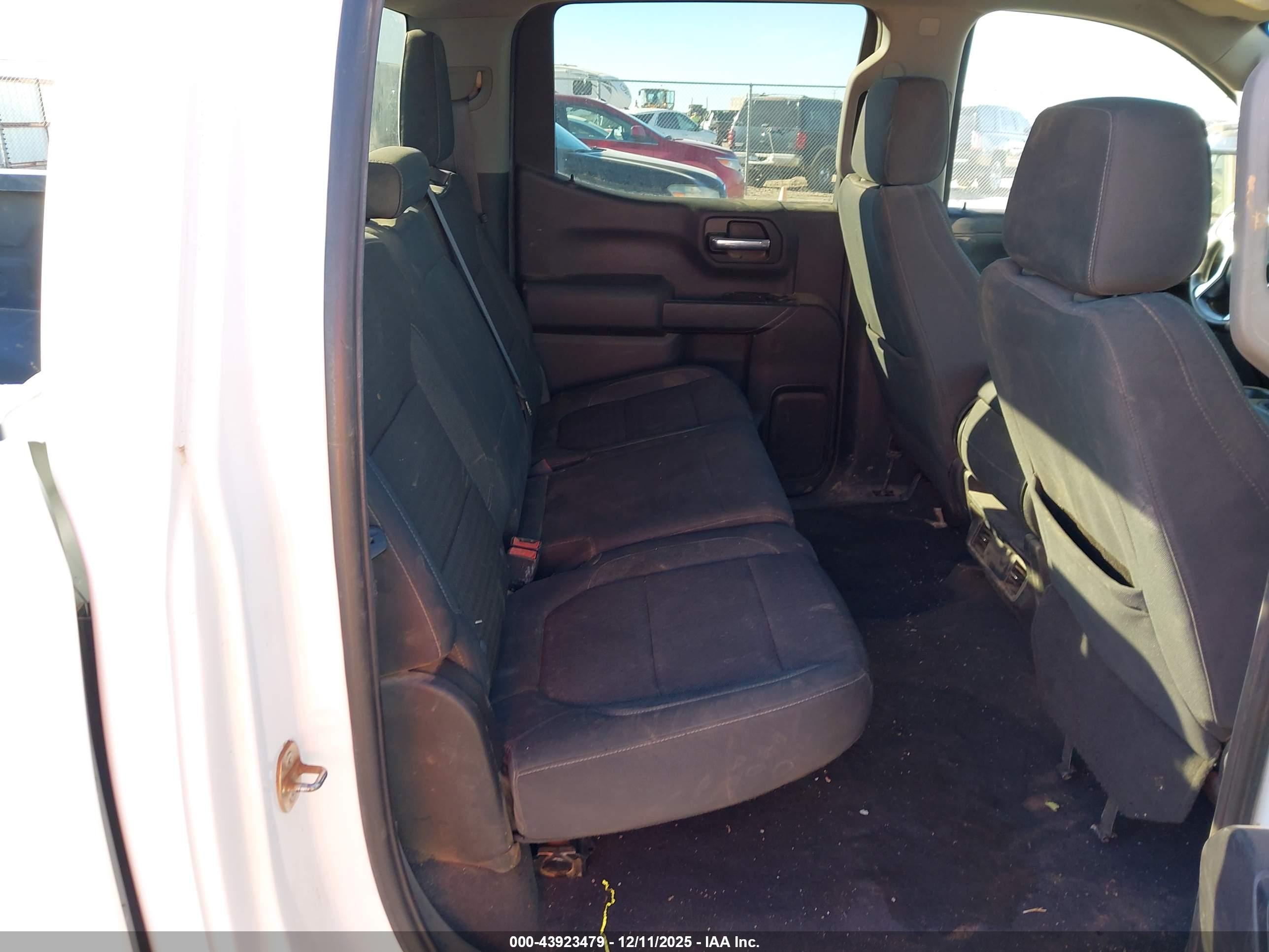 CHEVROLET SILVERADO image 8
