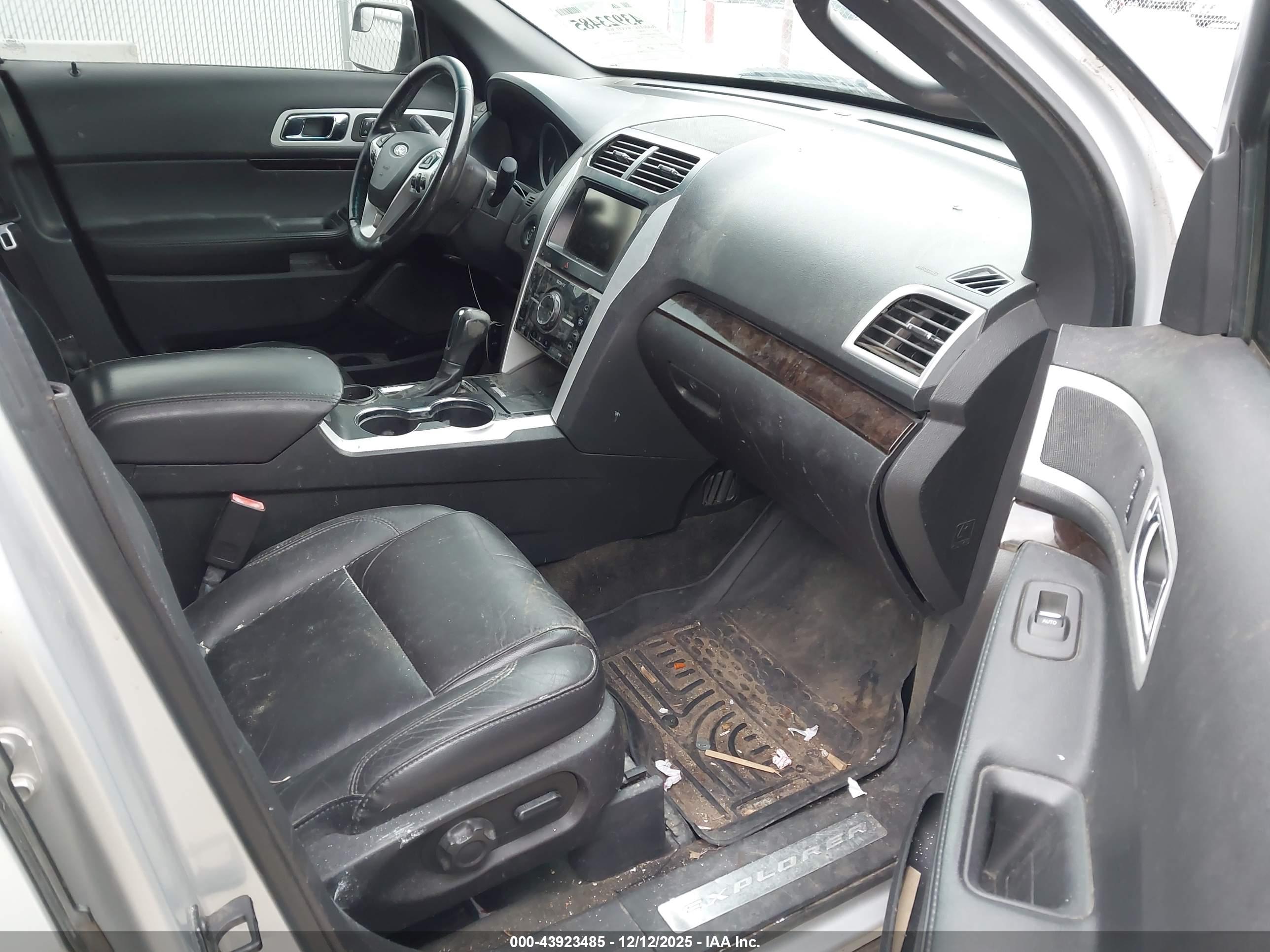 FORD EXPLORER image 5