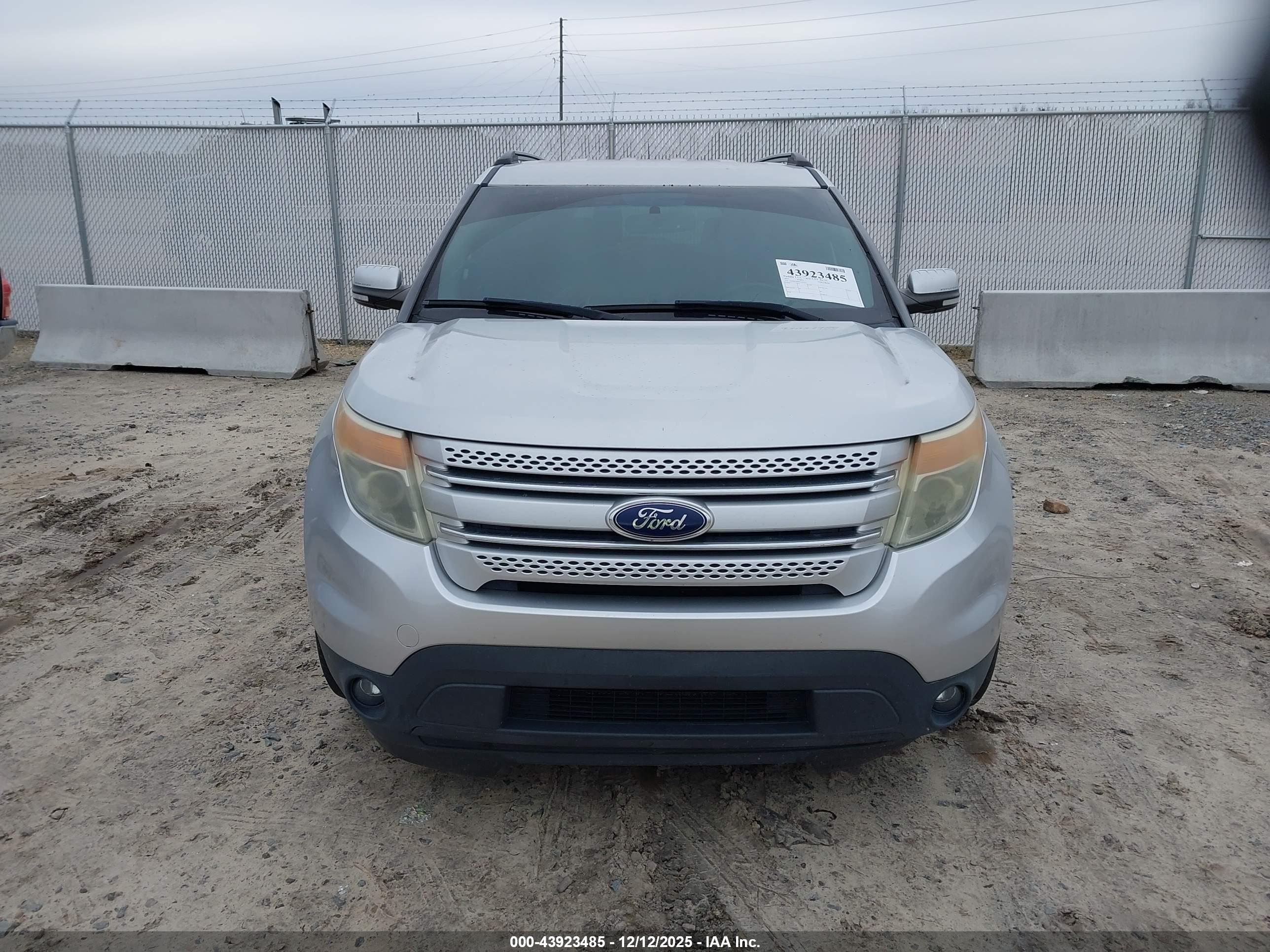 FORD EXPLORER image 6