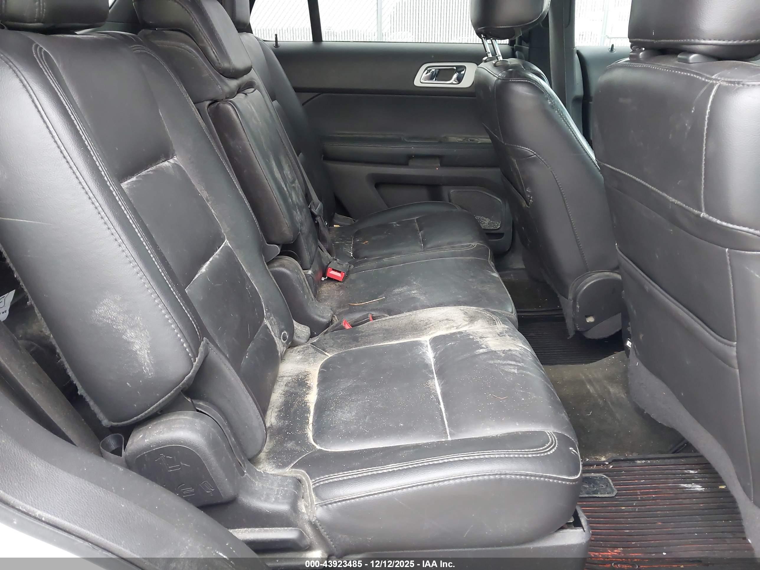 FORD EXPLORER image 8