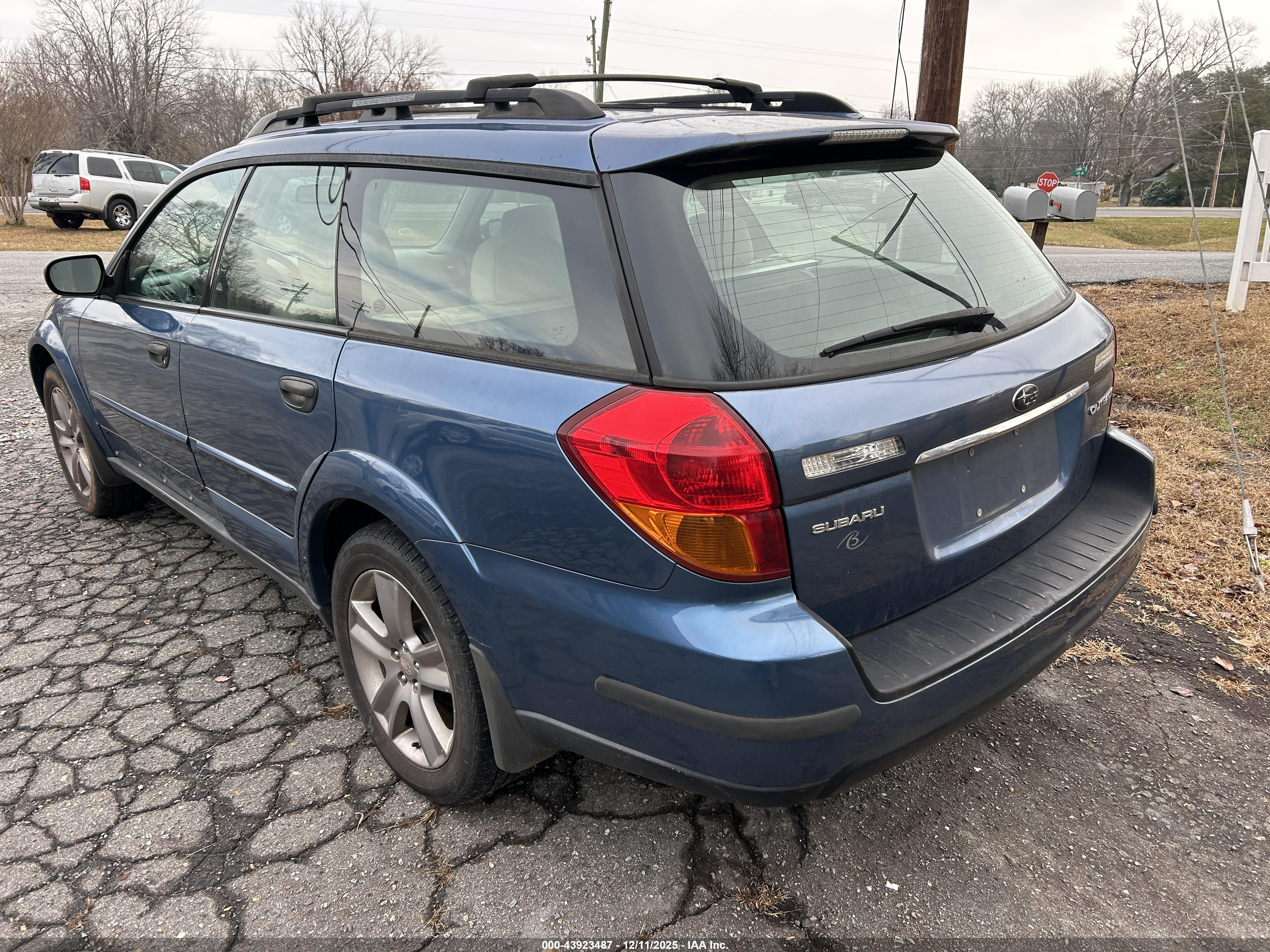 SUBARU OUTBACK image 3