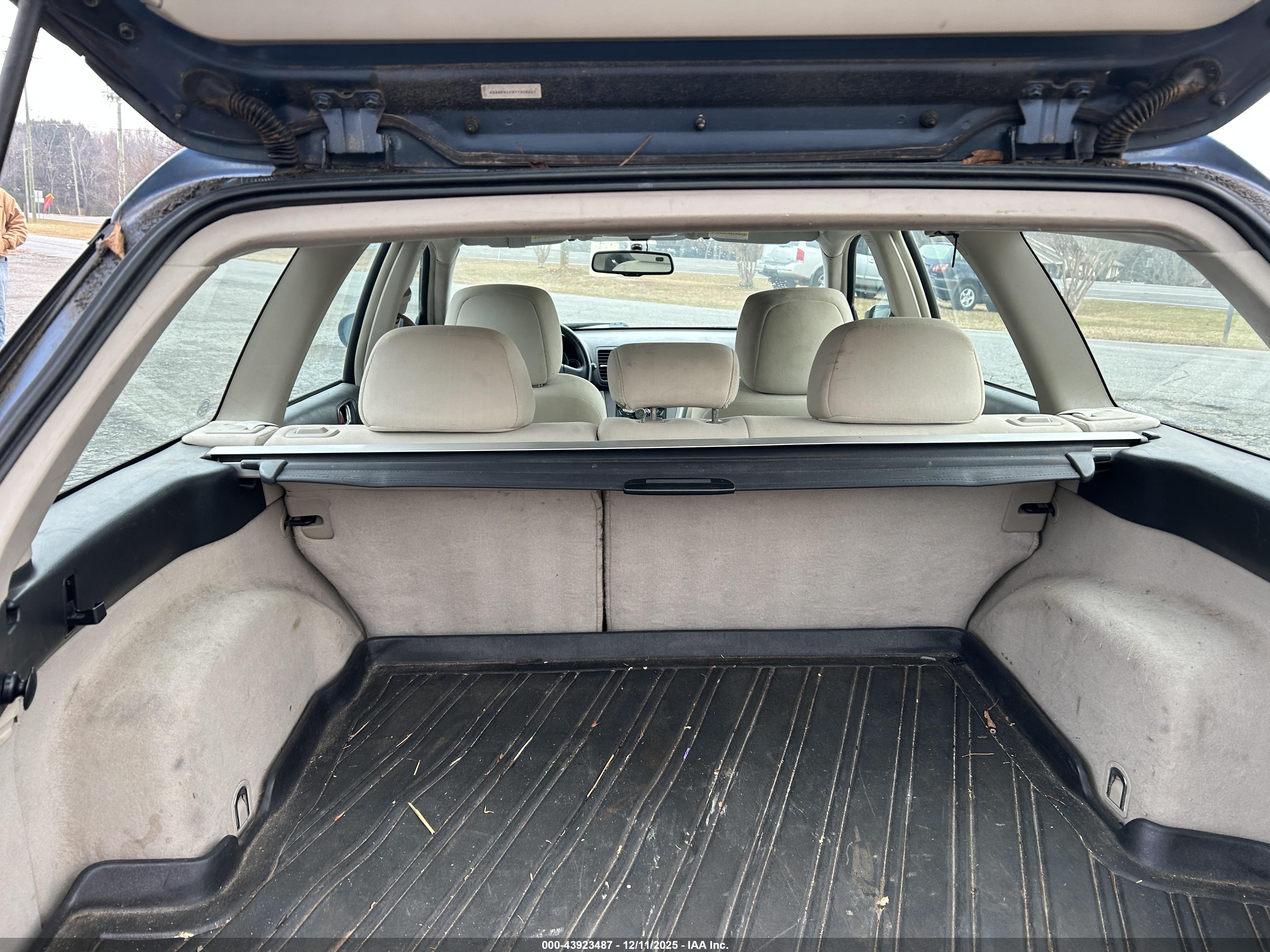 SUBARU OUTBACK image 6