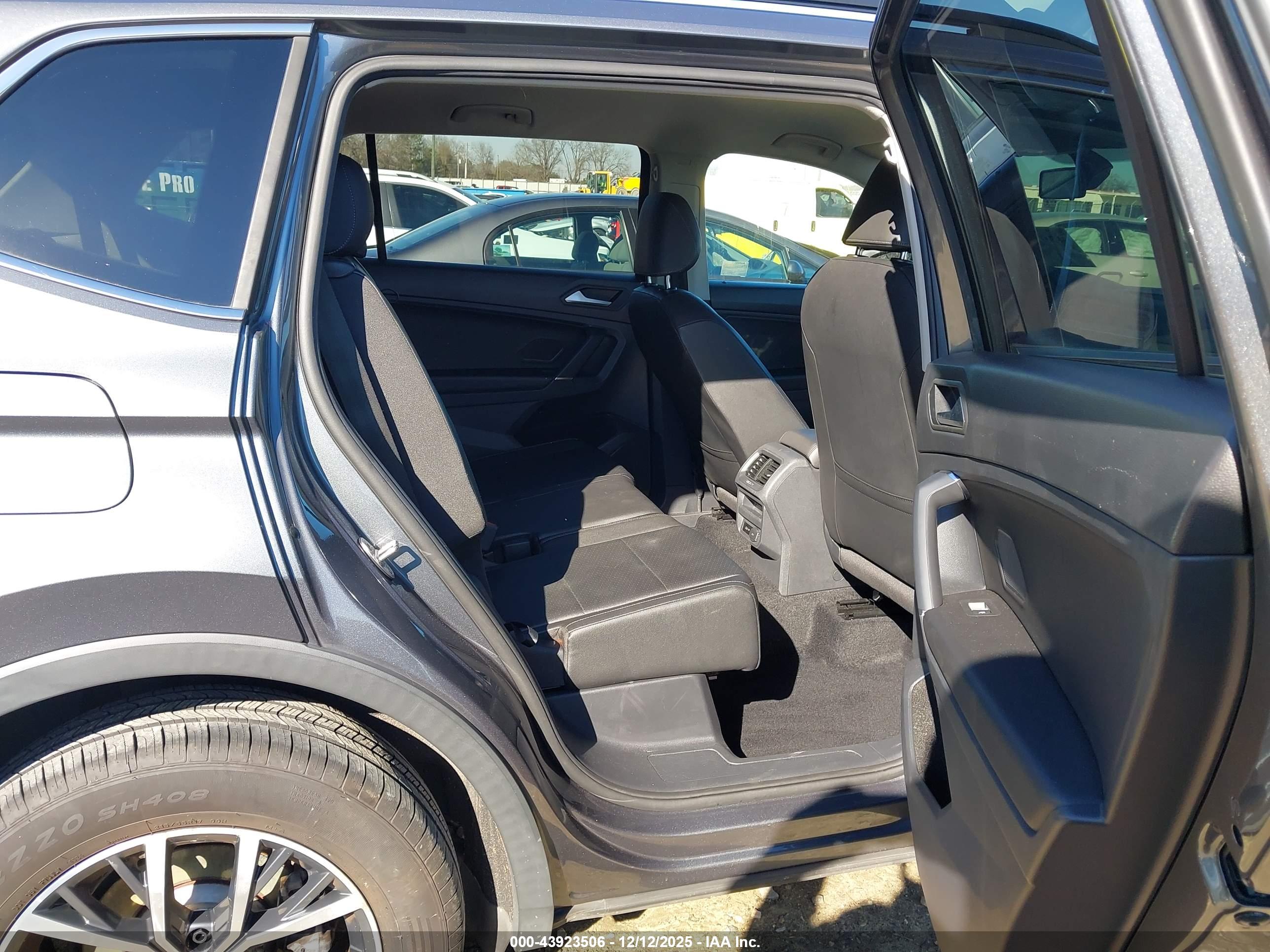 VOLKSWAGEN TIGUAN image 8