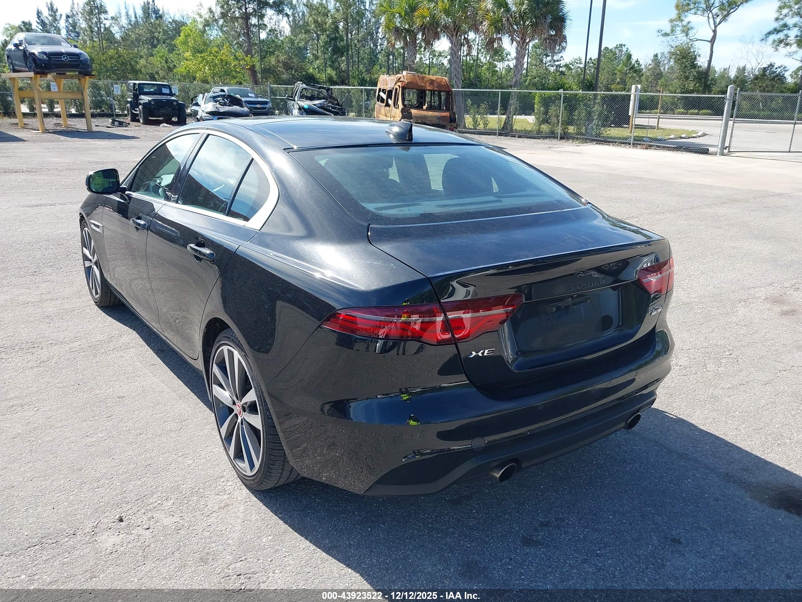 JAGUAR XE image 3