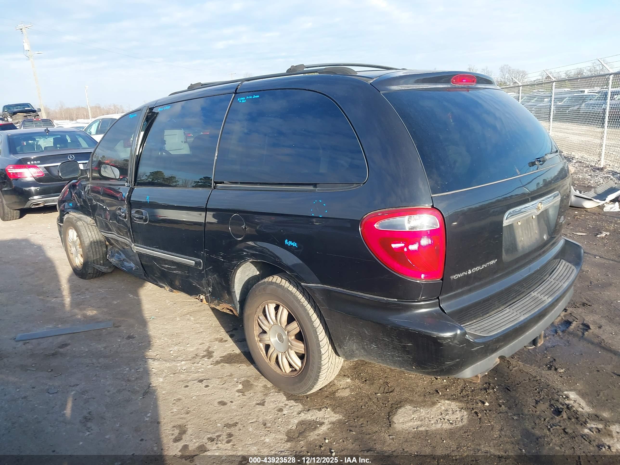 CHRYSLER TOWN image 3