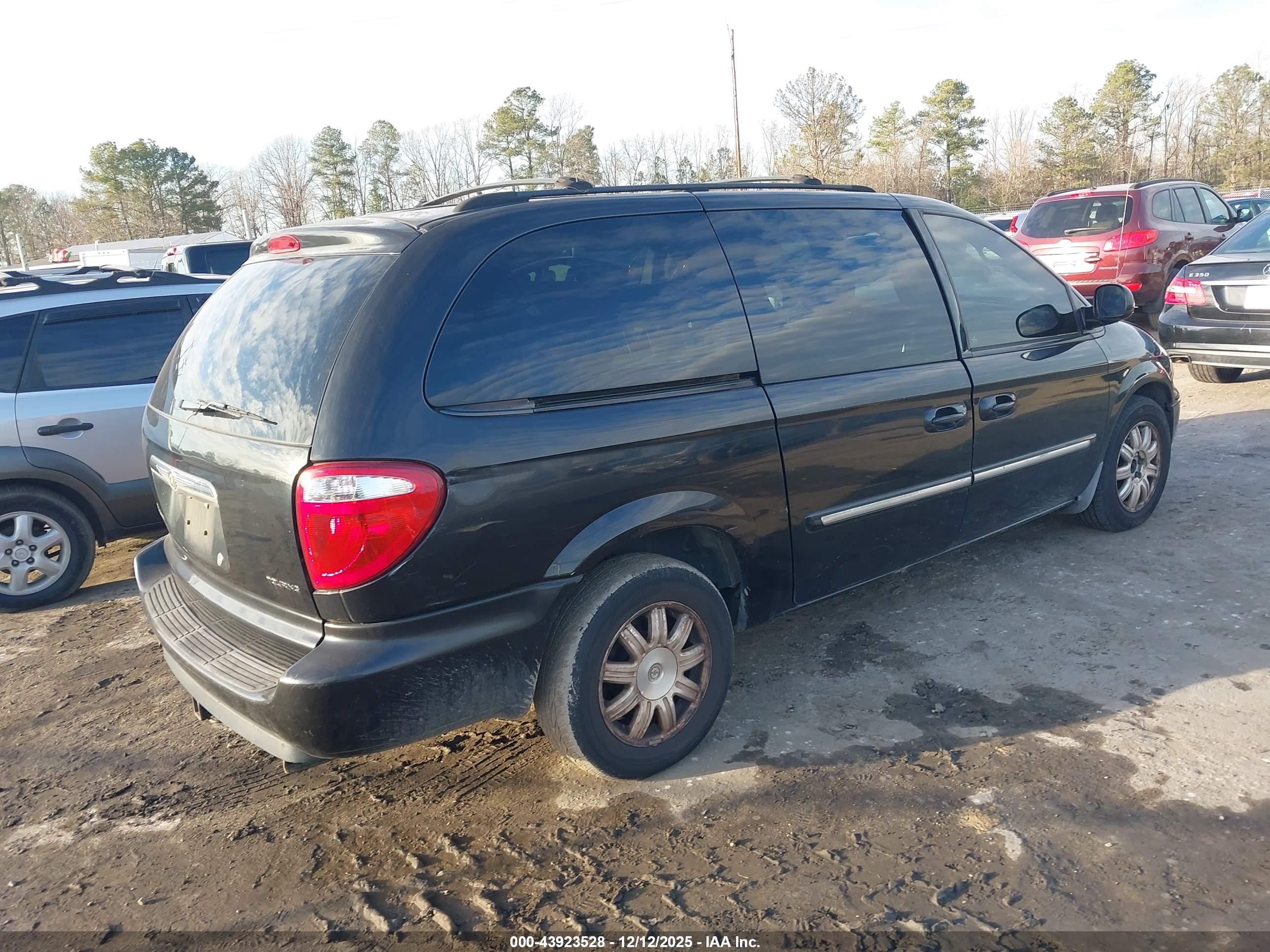 CHRYSLER TOWN image 4