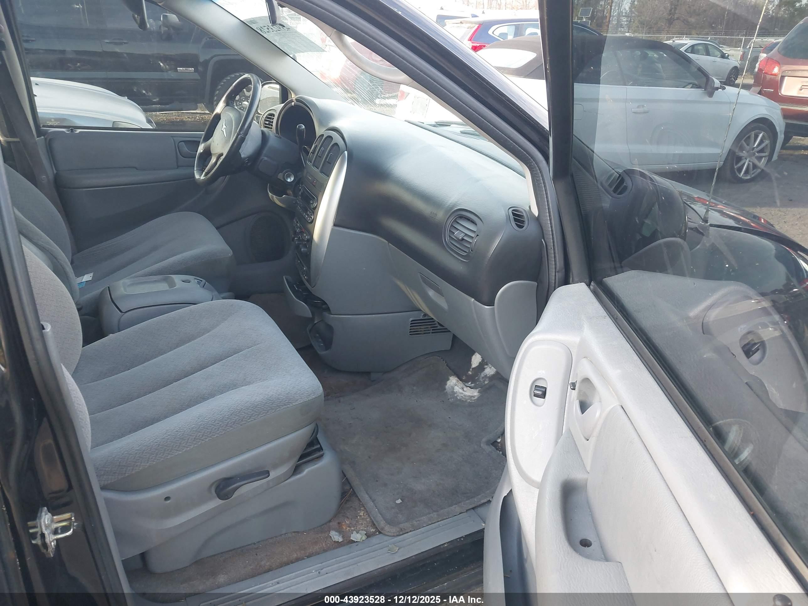 CHRYSLER TOWN image 5