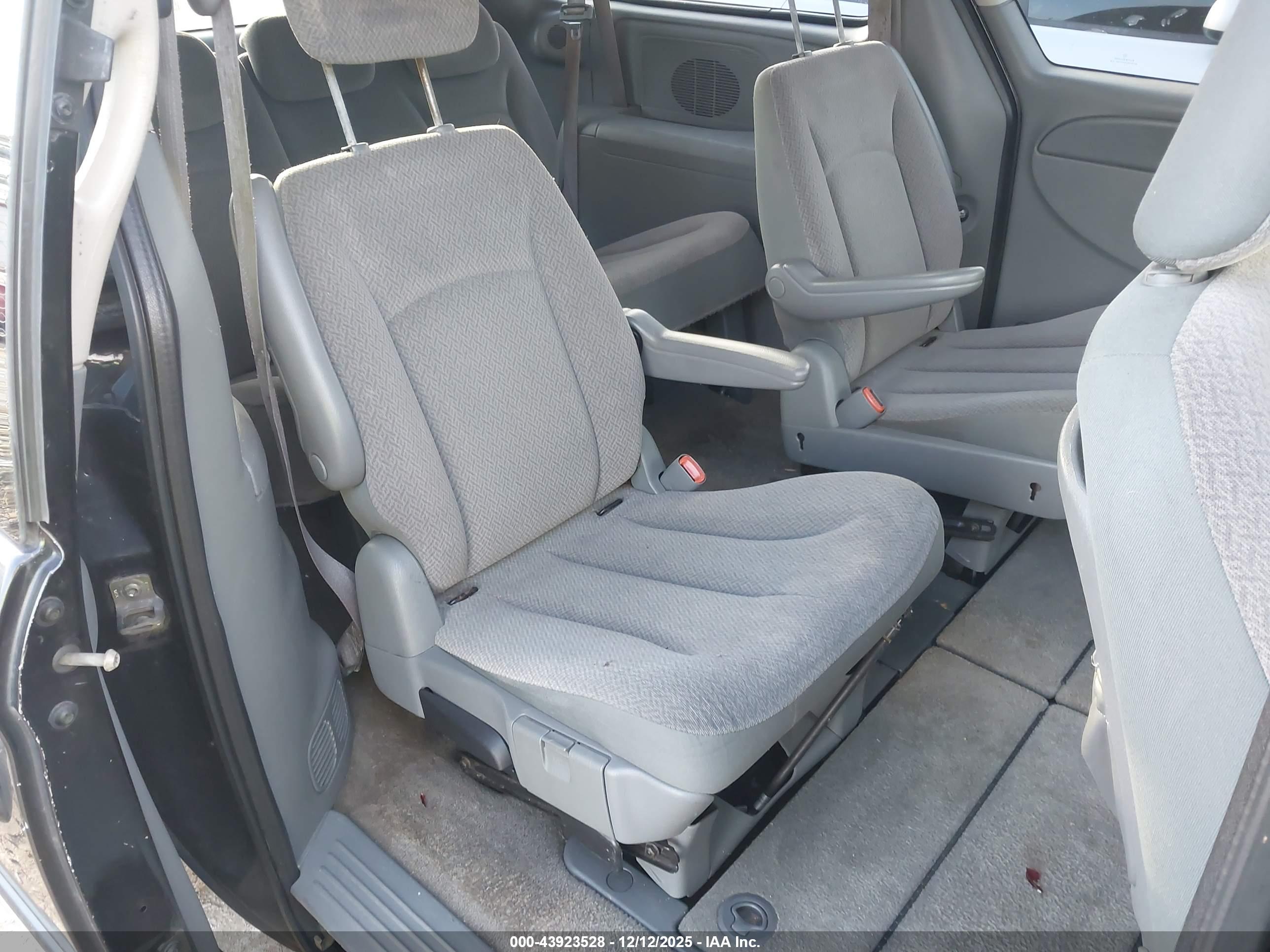 CHRYSLER TOWN image 8