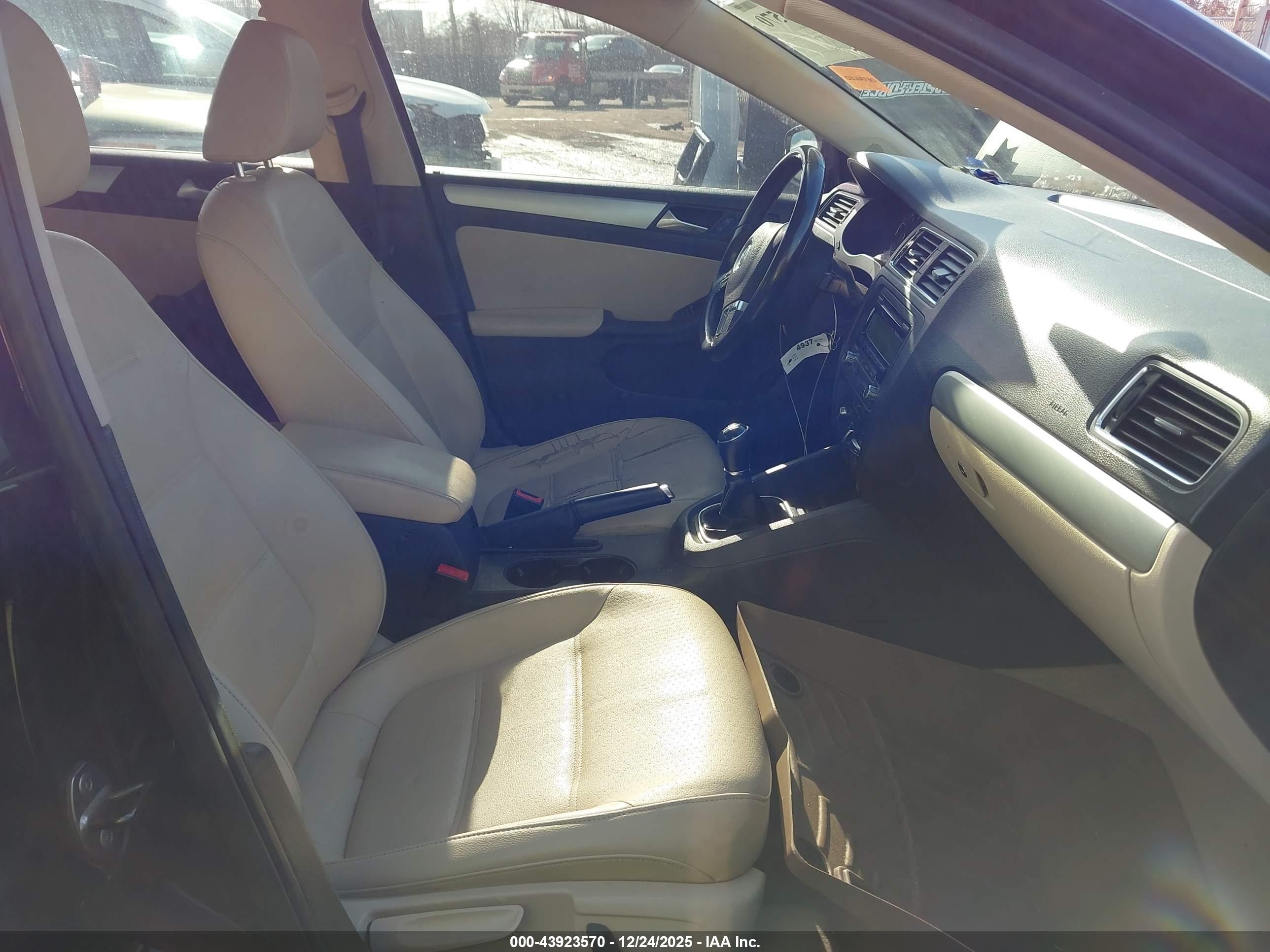 VOLKSWAGEN JETTA image 5