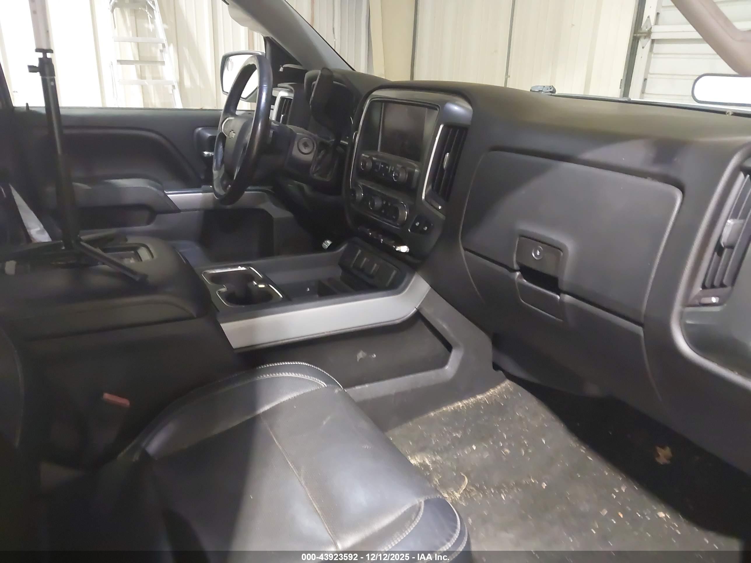CHEVROLET SILVERADO image 5