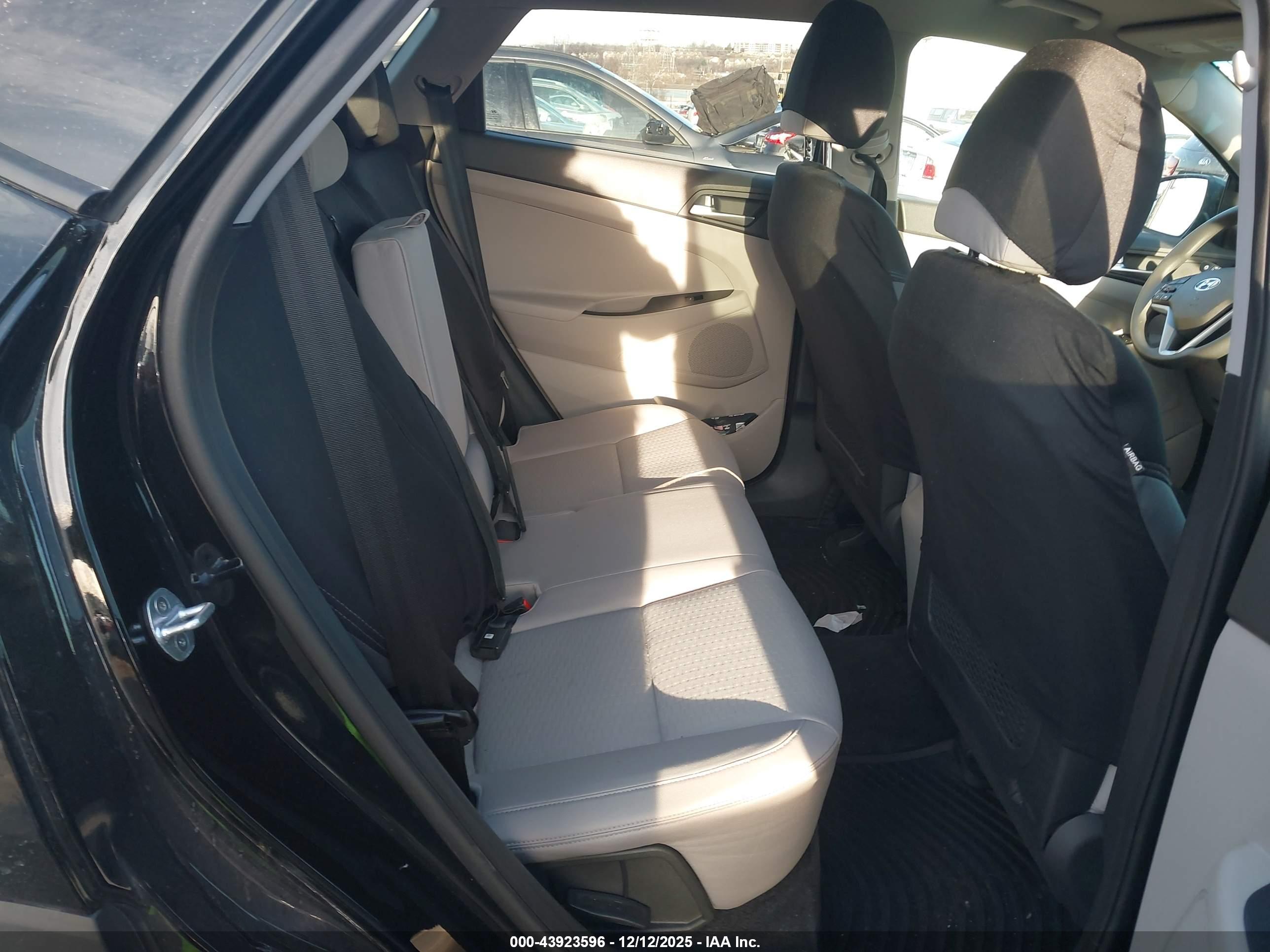 HYUNDAI TUCSON image 8