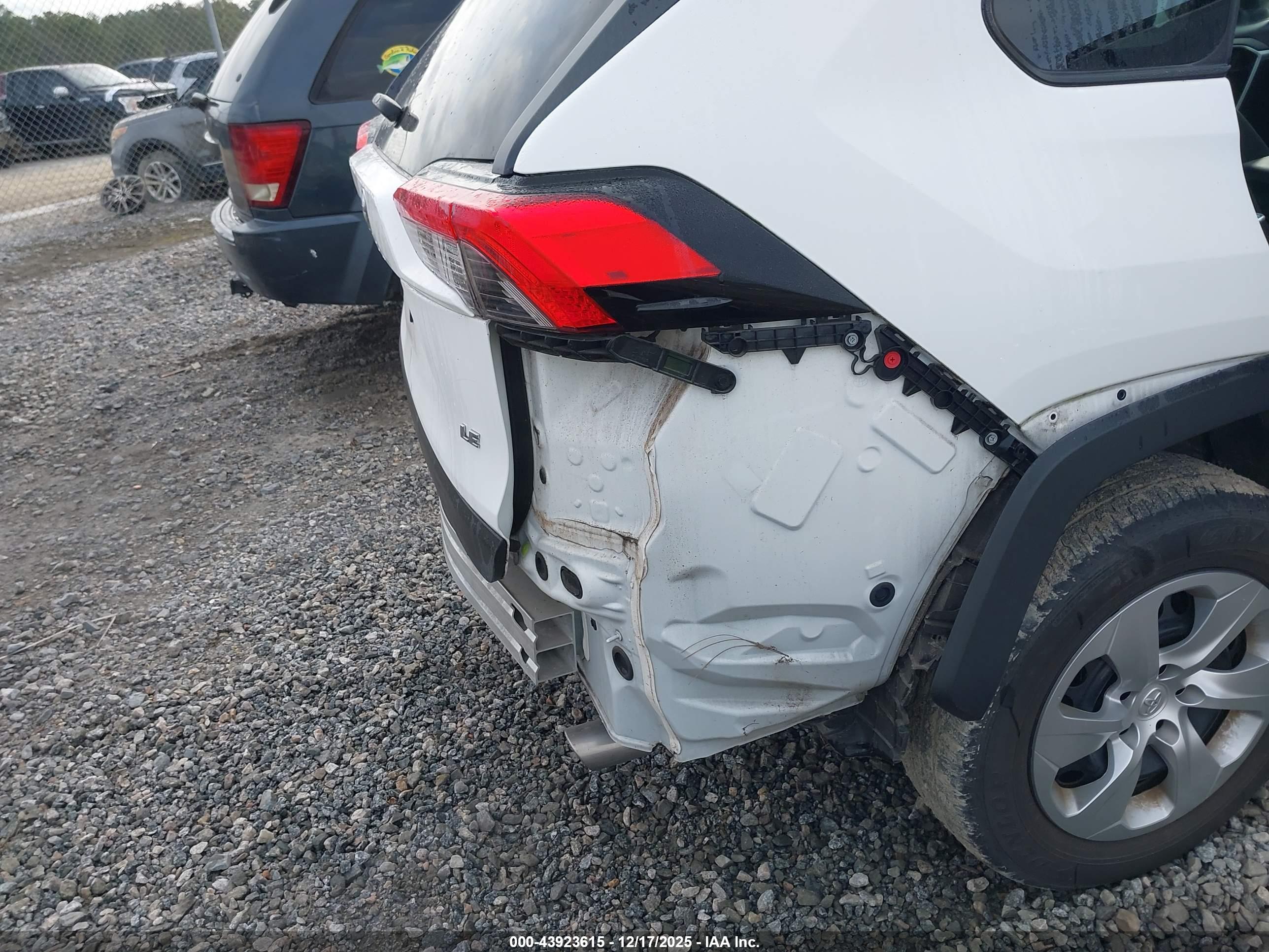TOYOTA RAV4 image 6