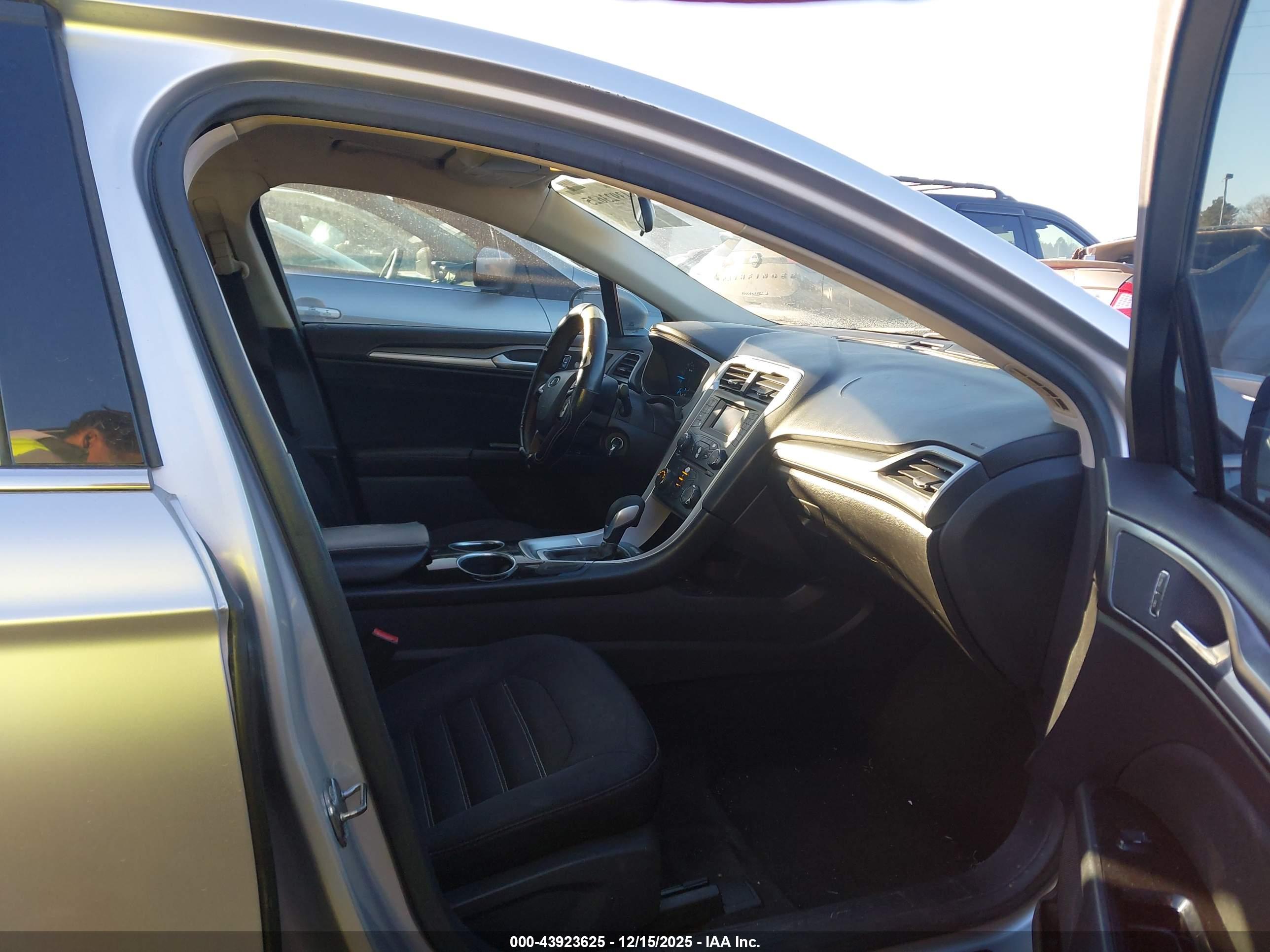 FORD FUSION image 5