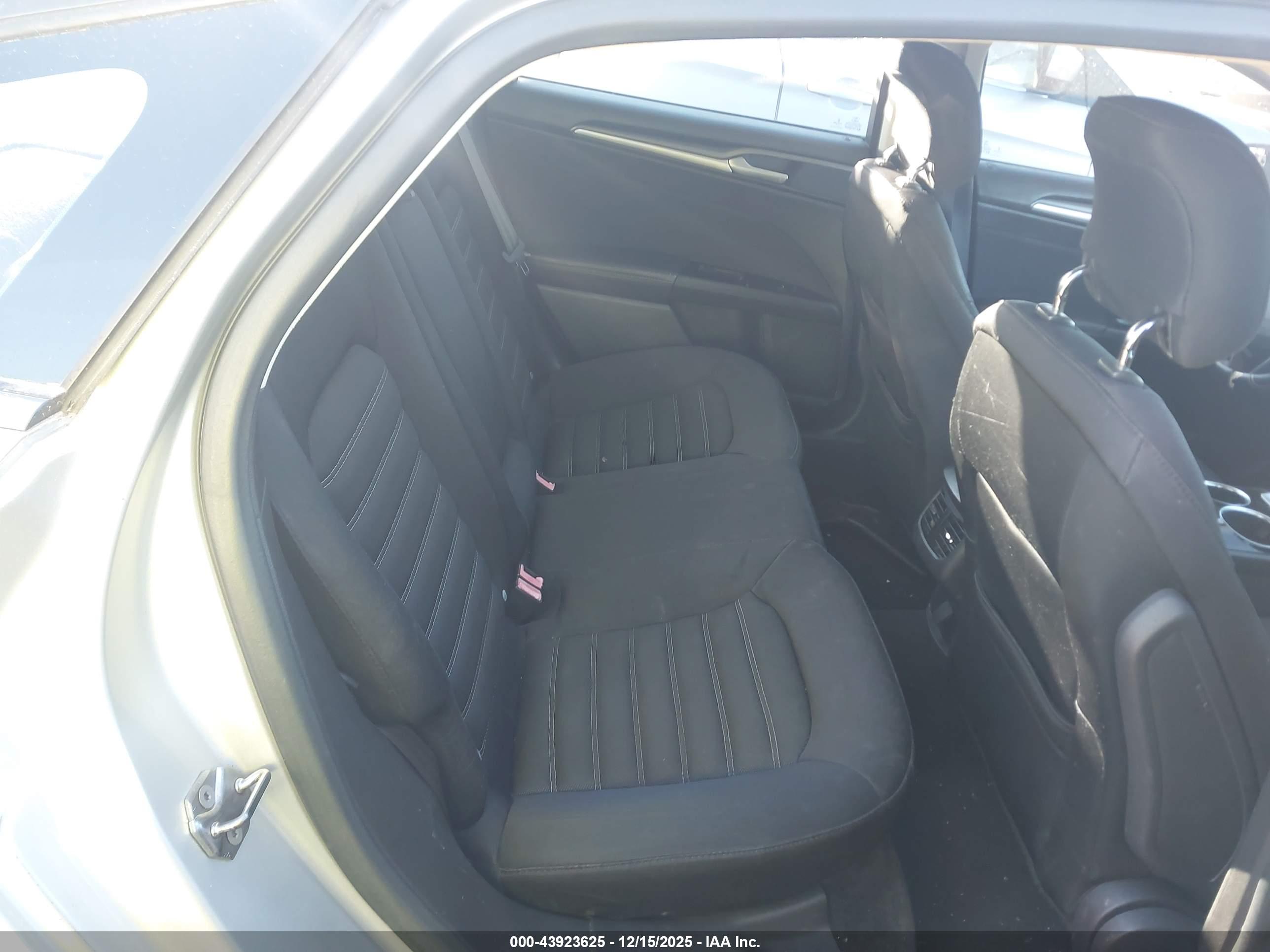 FORD FUSION image 8