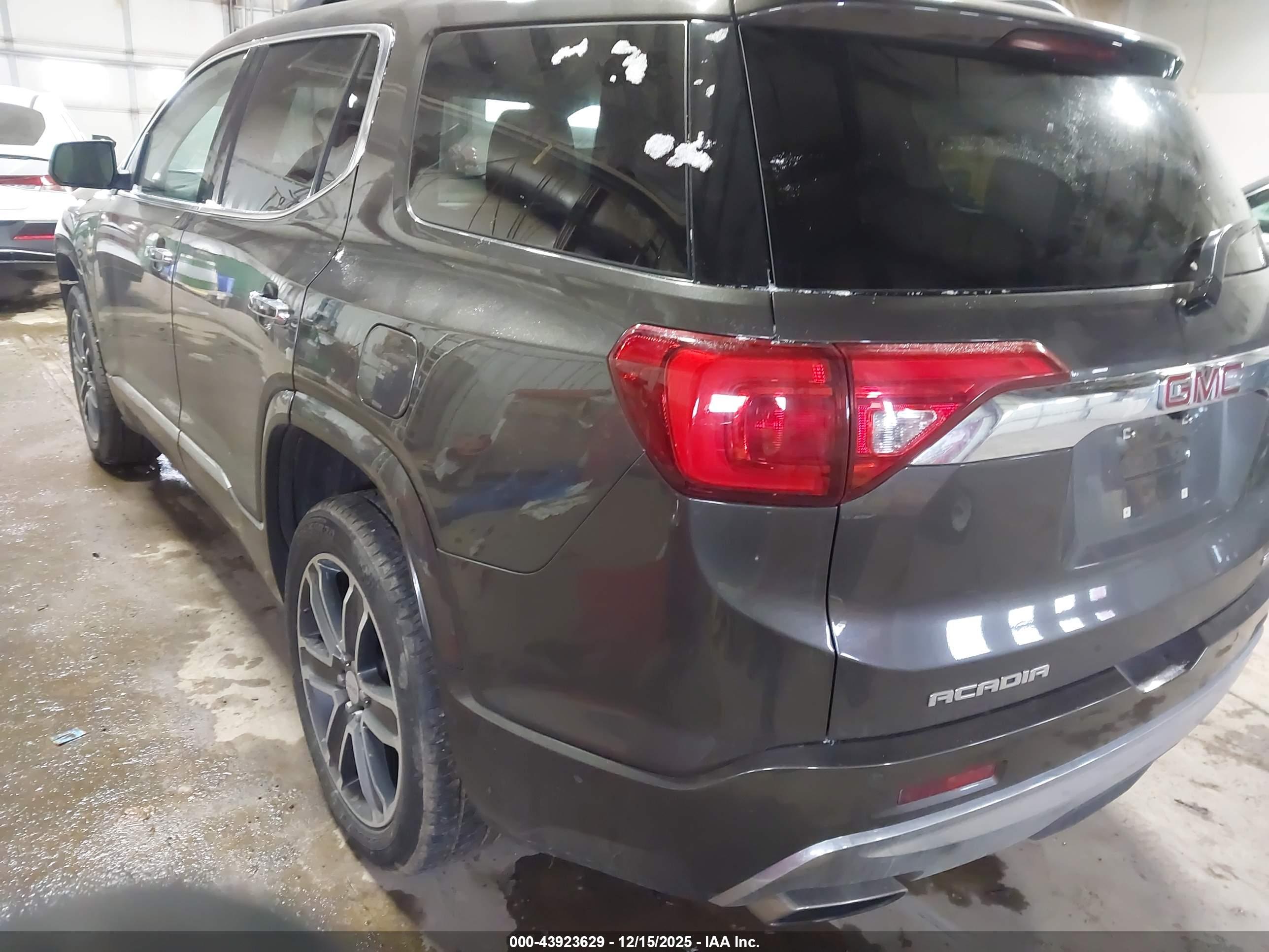 GMC ACADIA image 3
