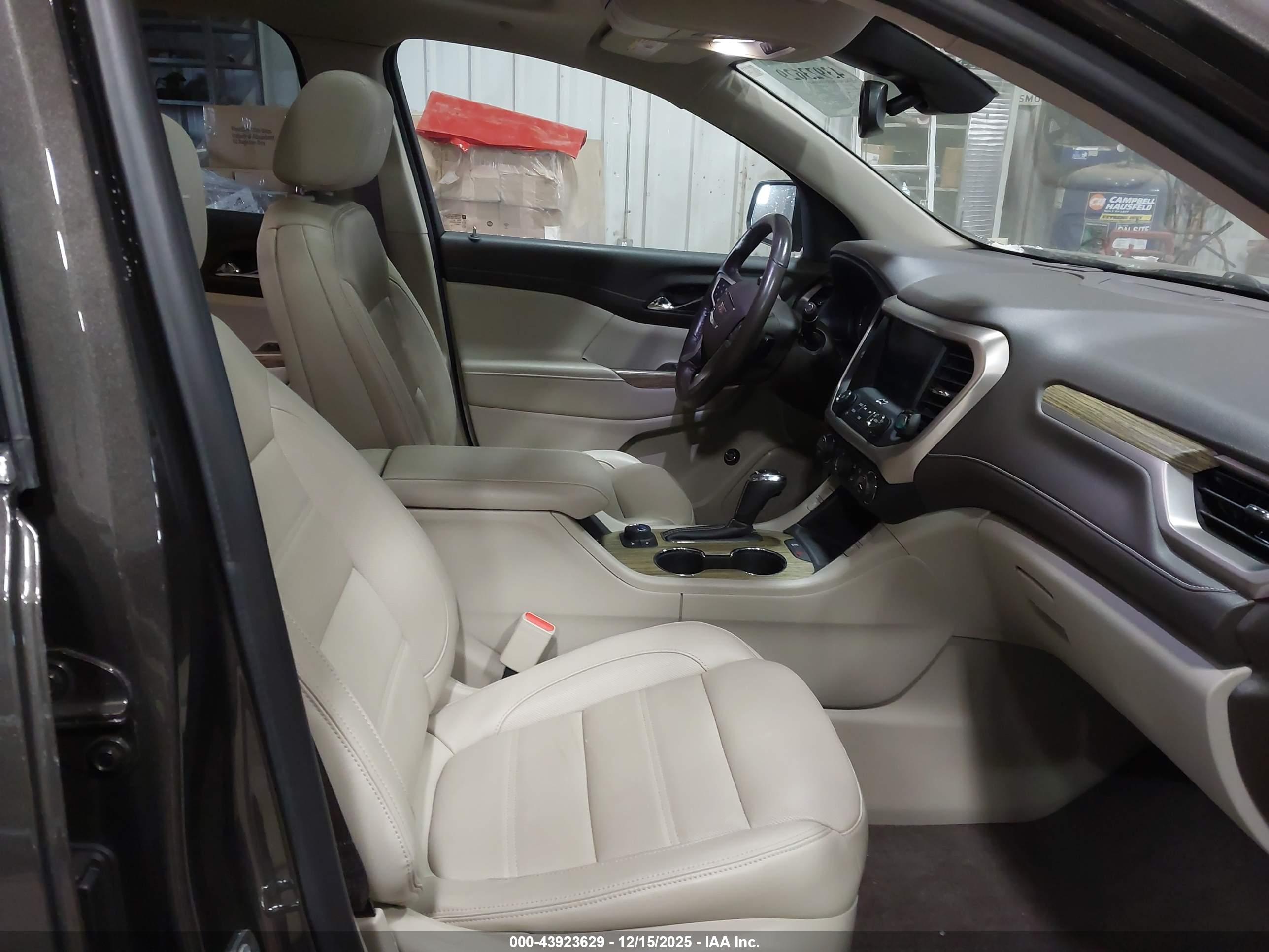 GMC ACADIA image 5