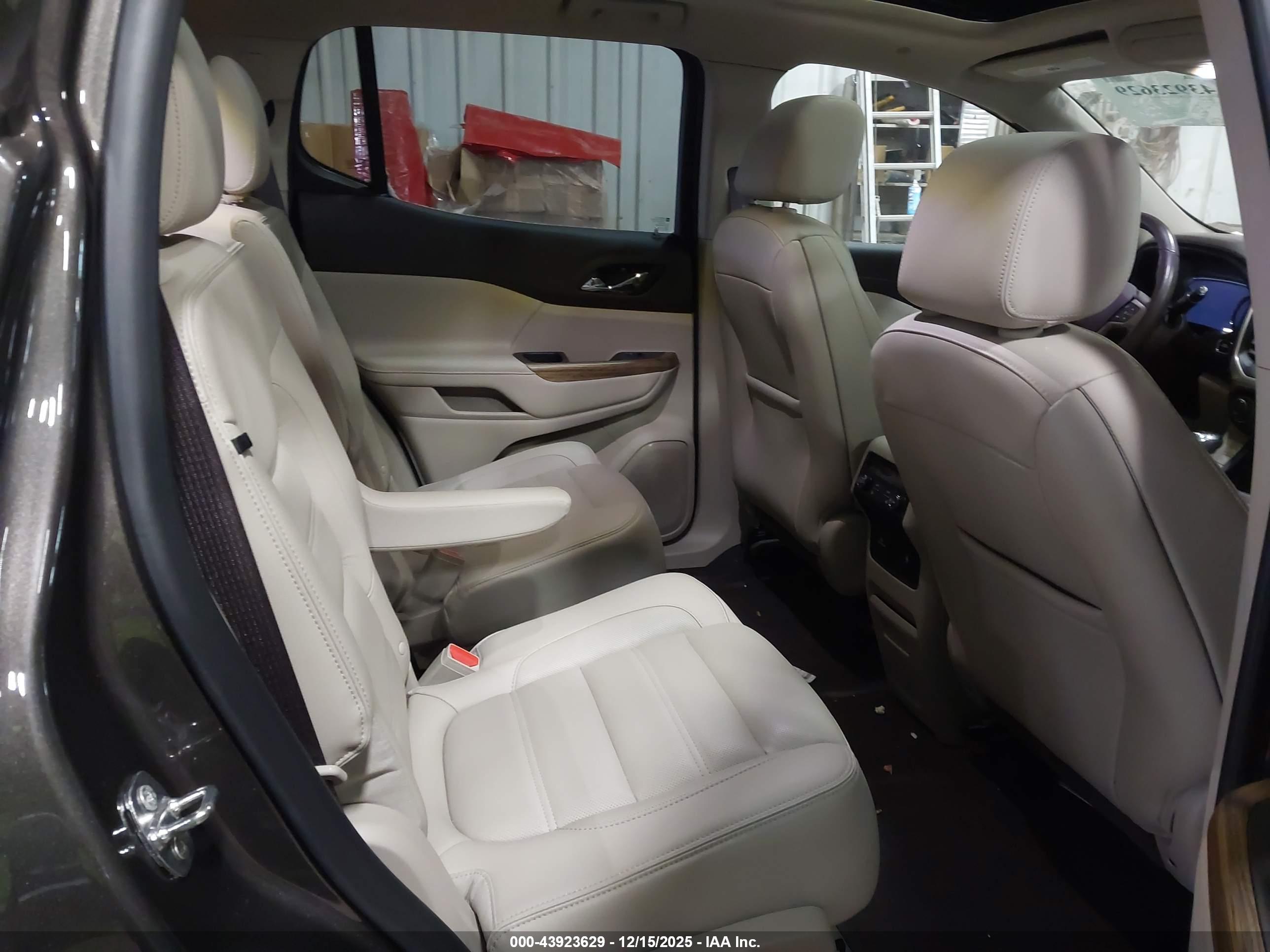 GMC ACADIA image 8
