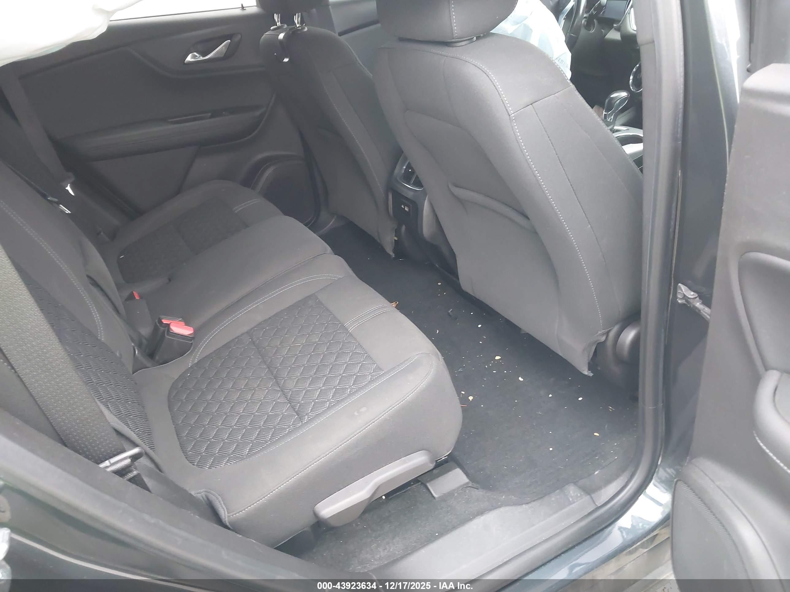 CHEVROLET BLAZER image 8