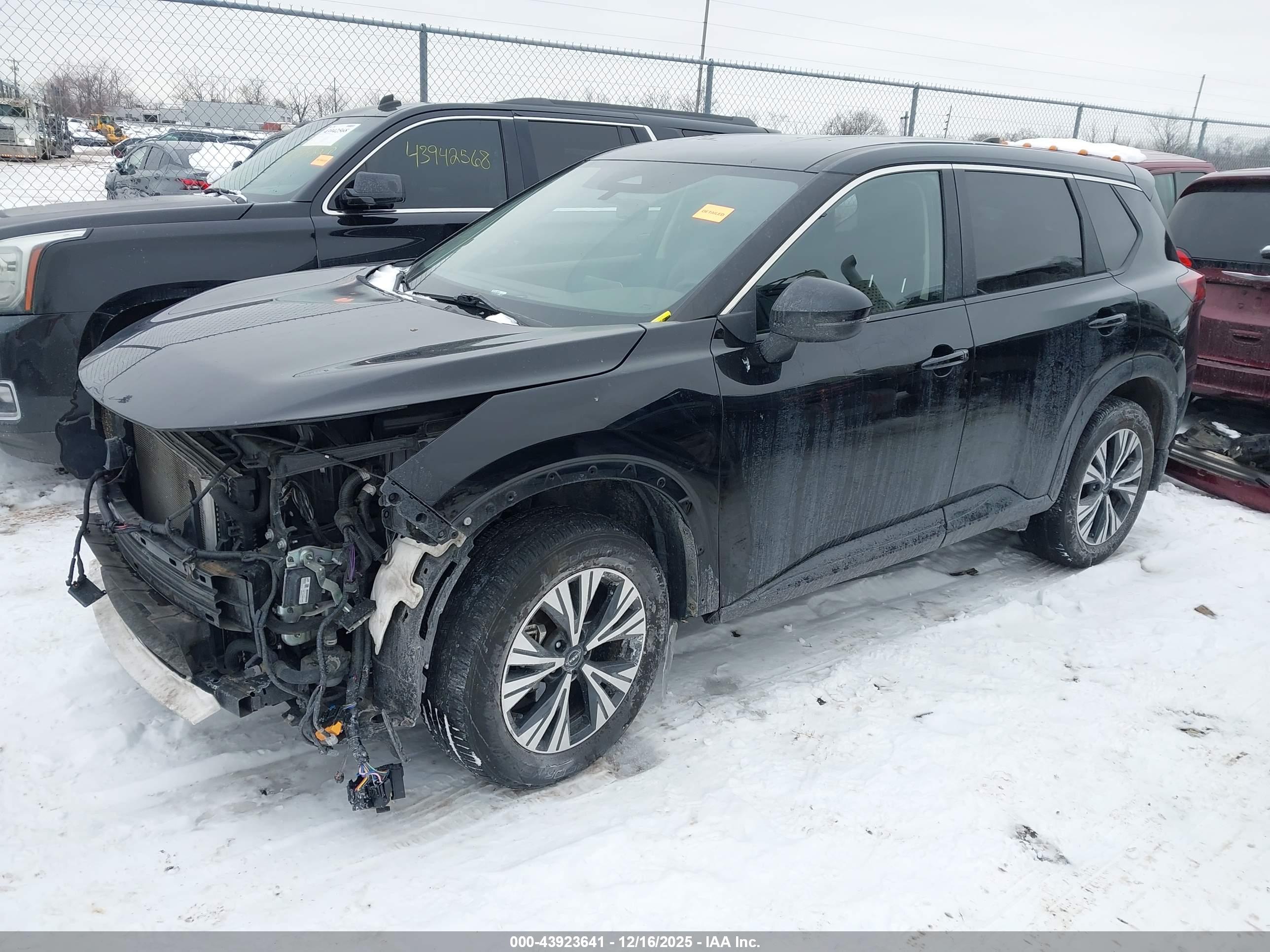 NISSAN ROGUE image 2