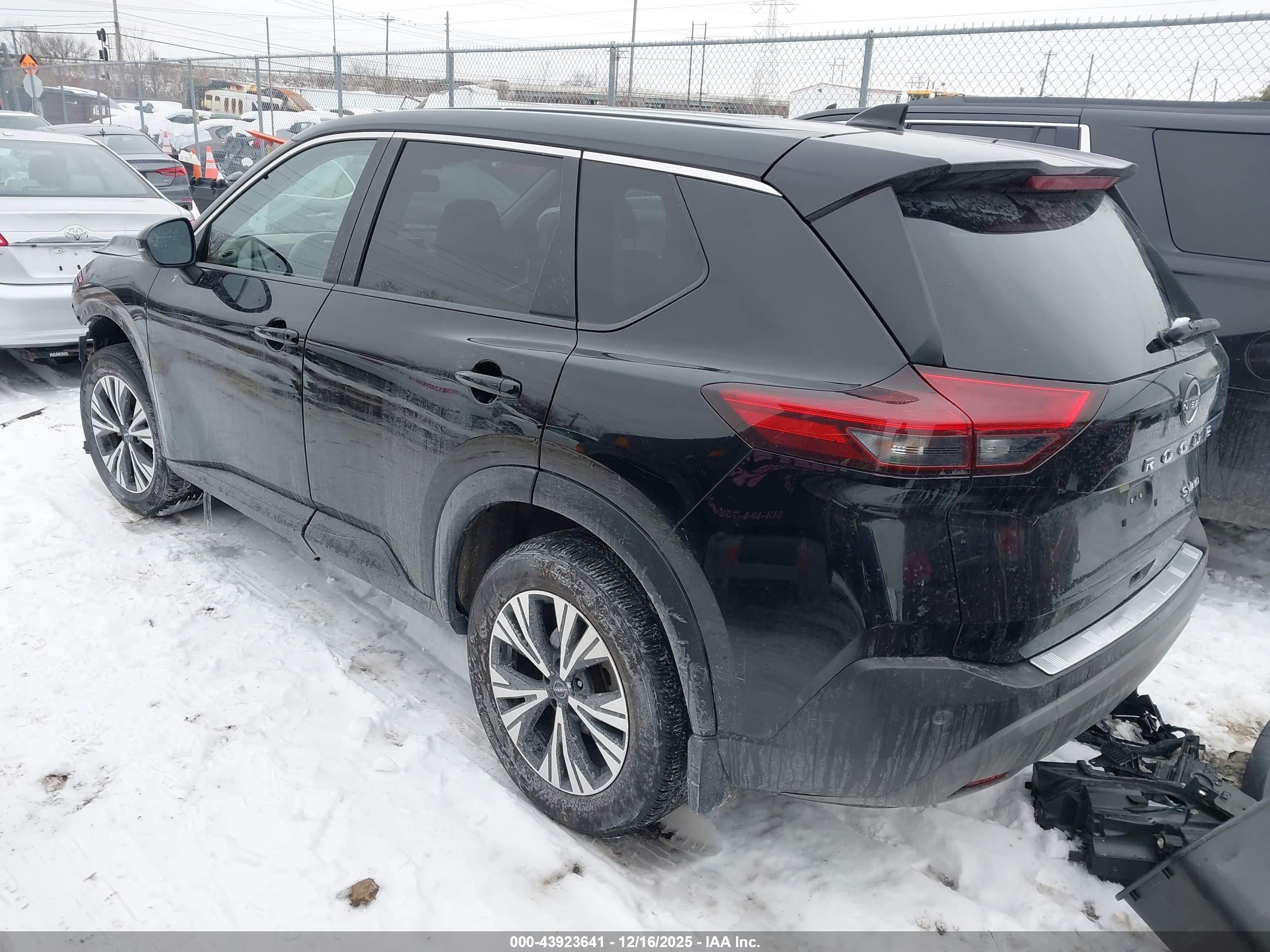 NISSAN ROGUE image 3