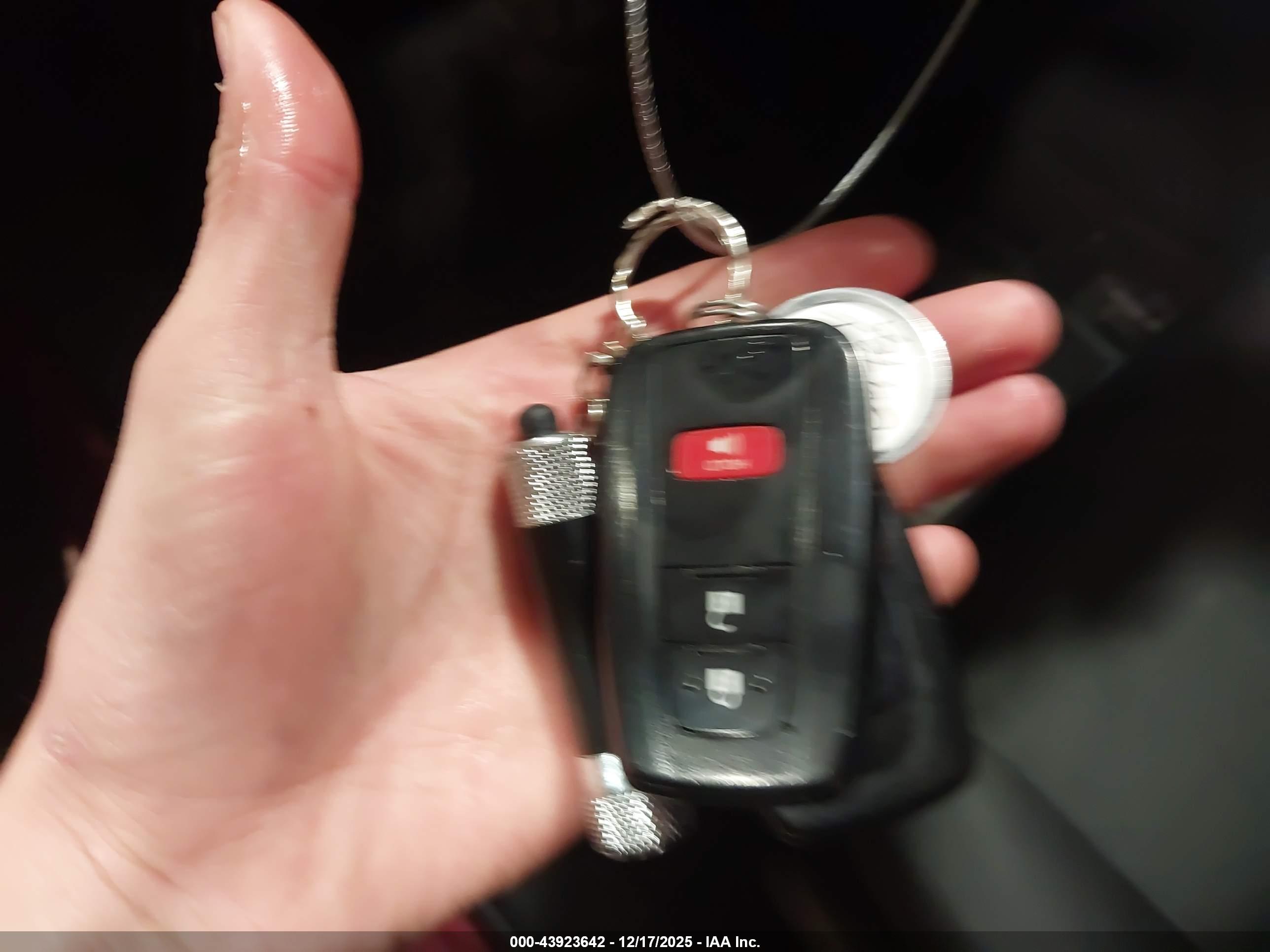 TOYOTA RAV4 image 11