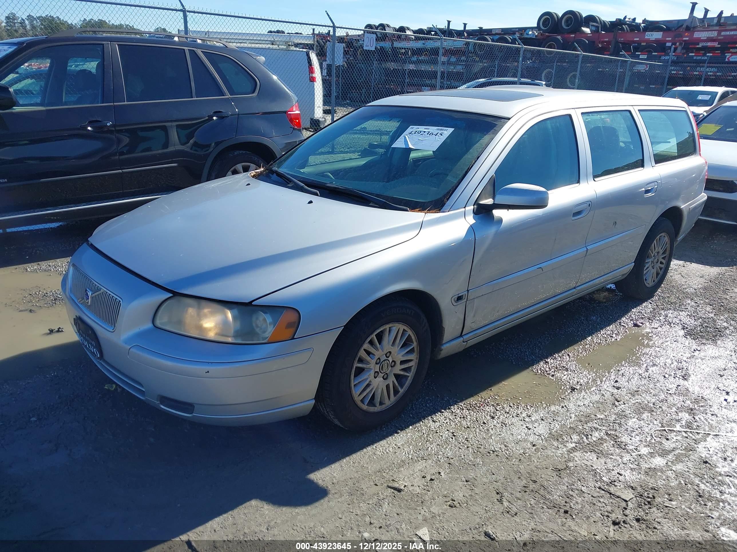 VOLVO V70 image 2