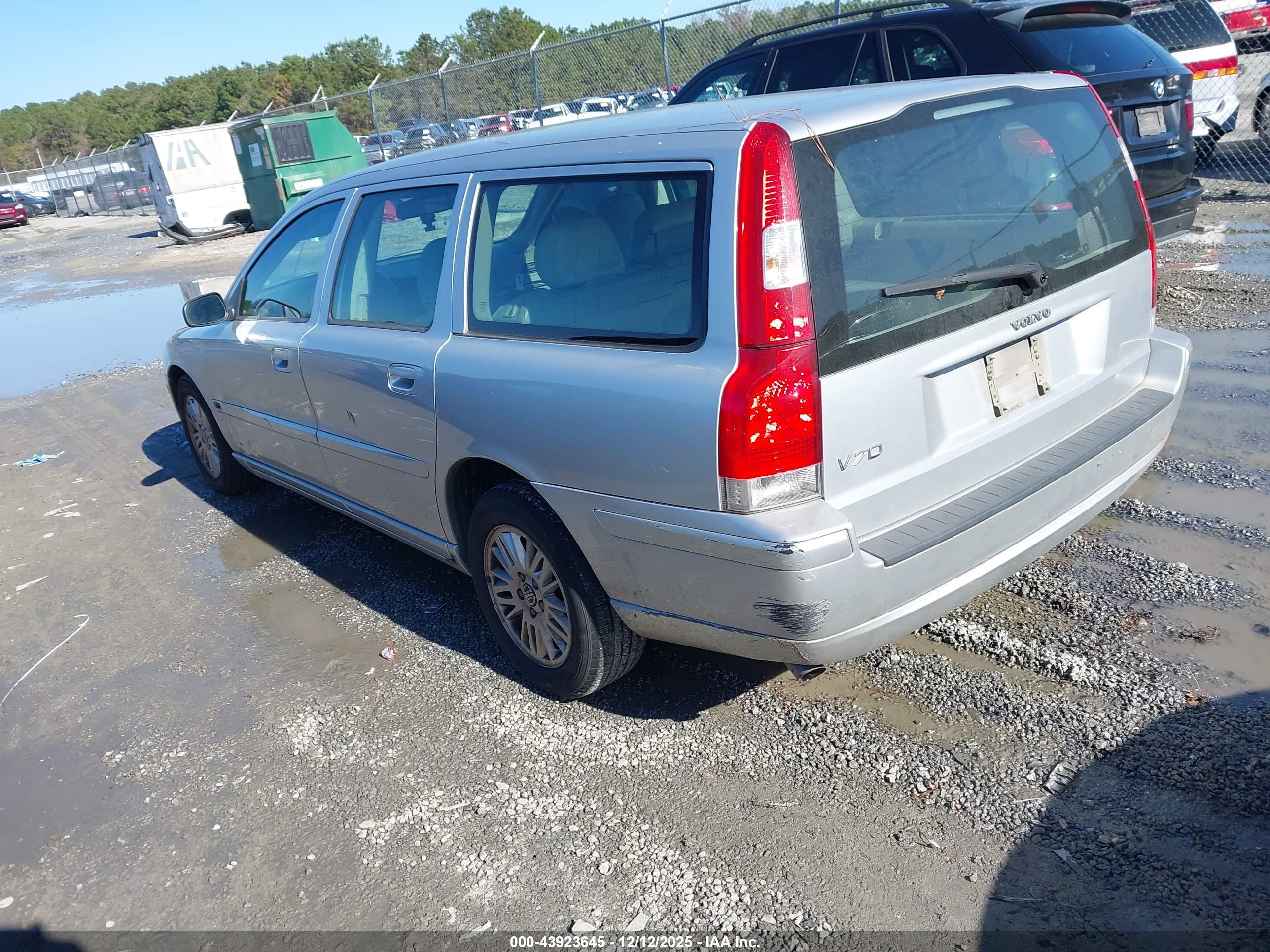 VOLVO V70 image 3
