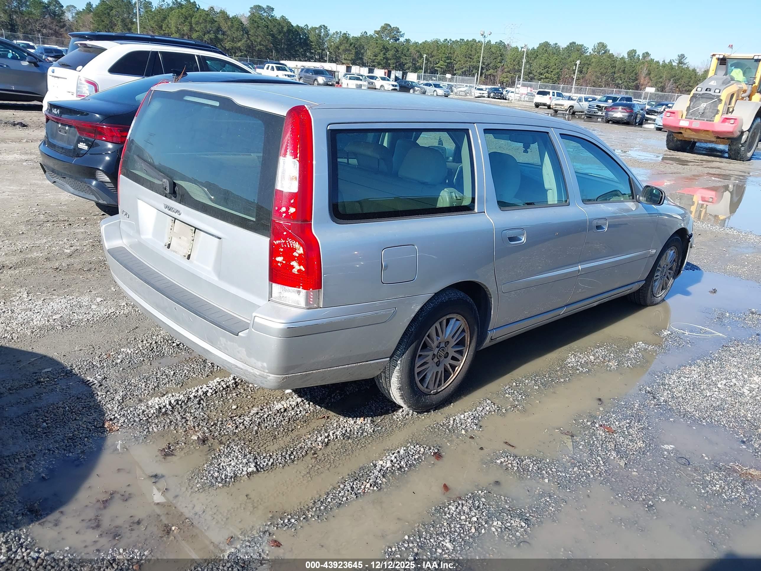 VOLVO V70 image 4