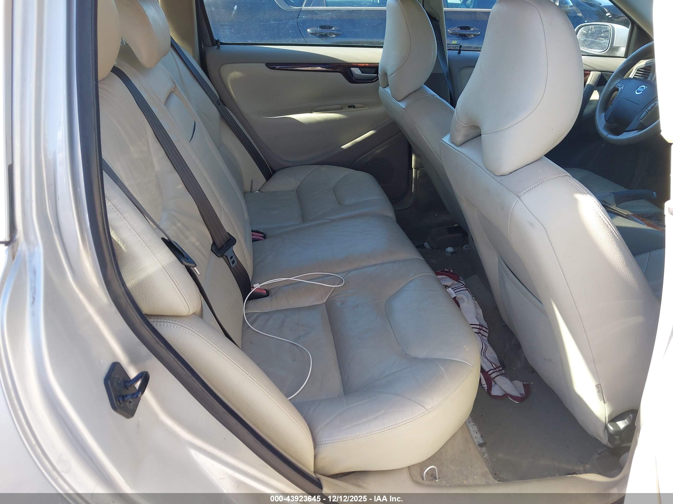 VOLVO V70 image 8