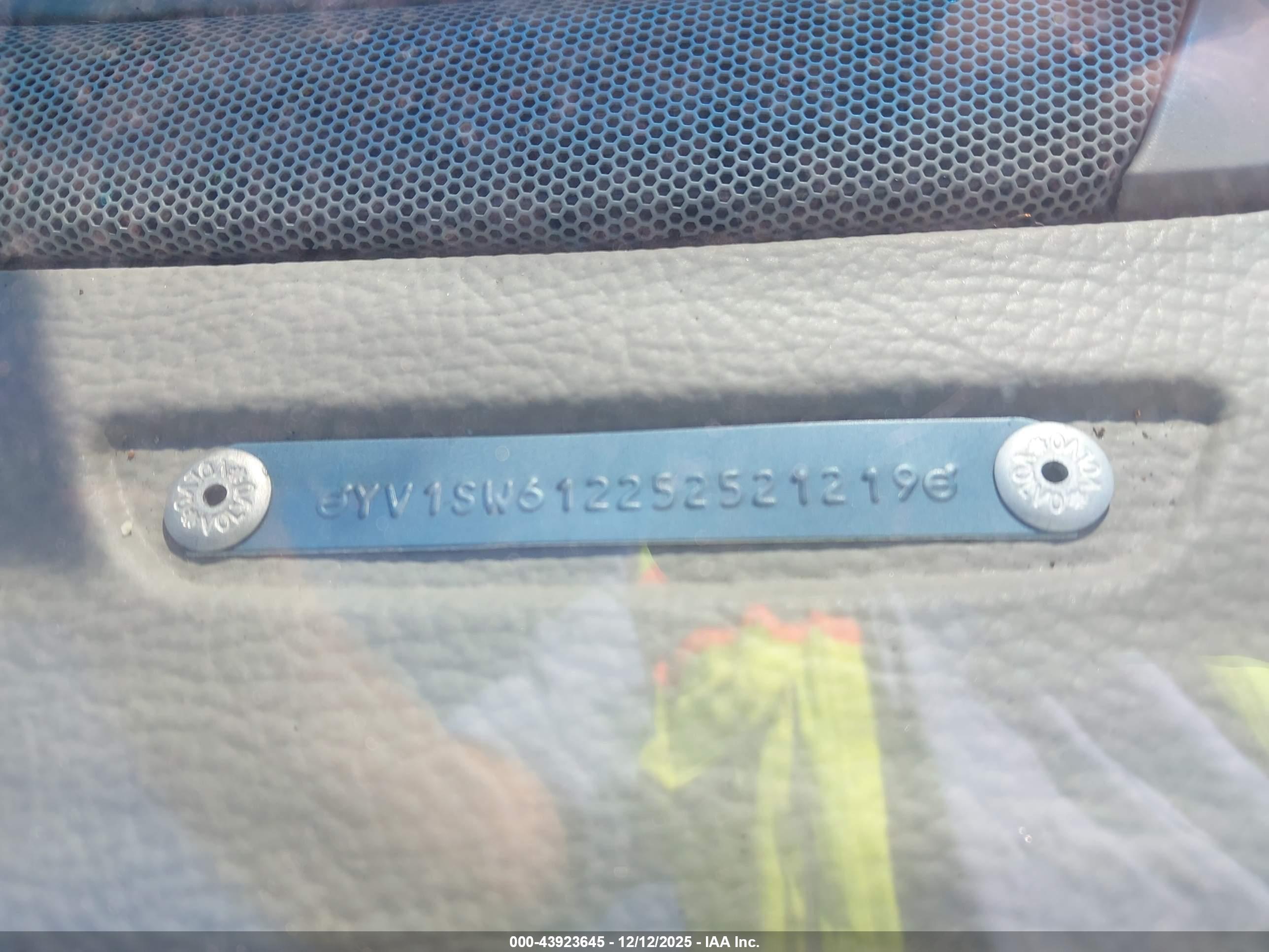 VOLVO V70 image 9