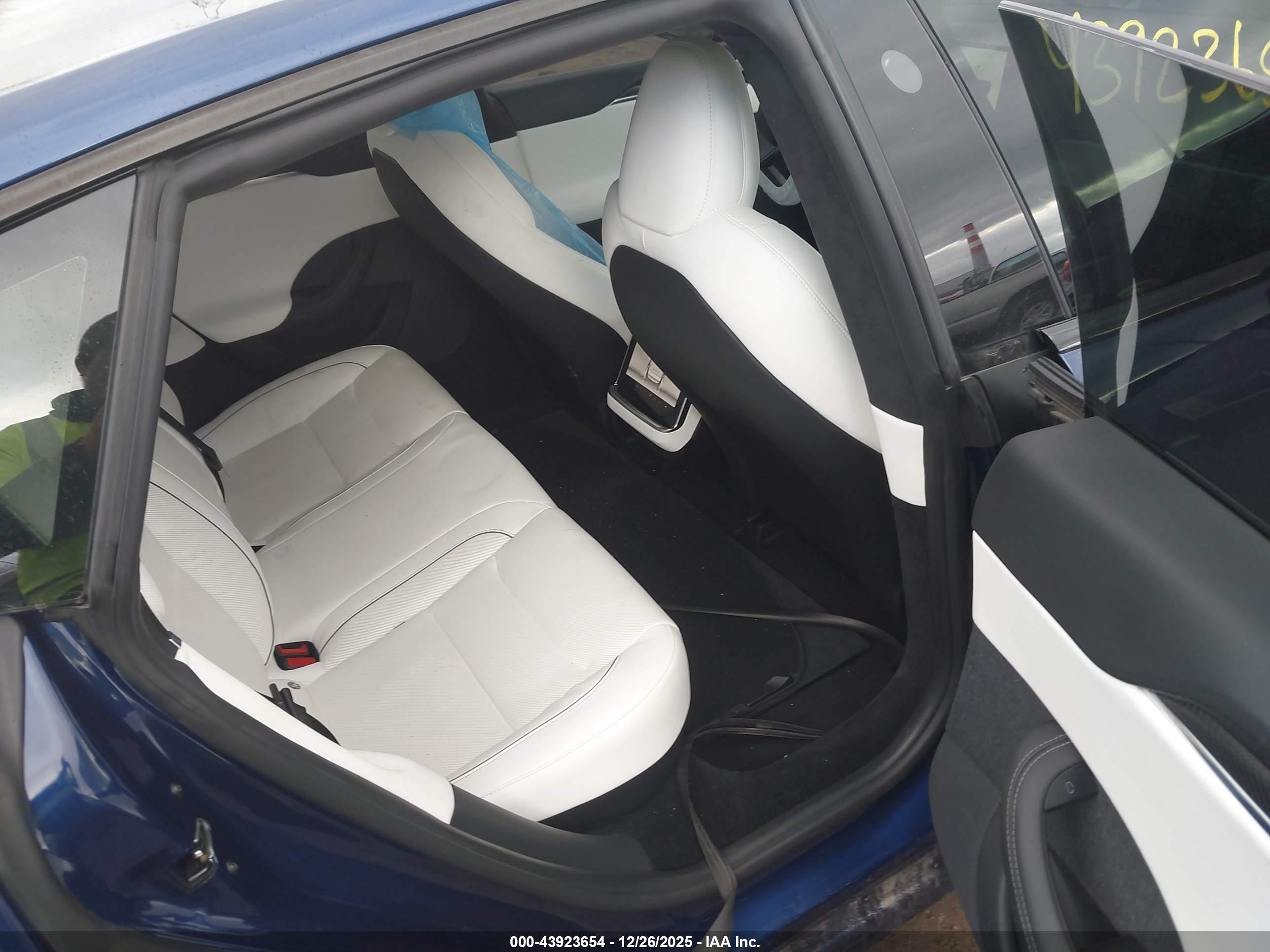 TESLA MODEL image 8