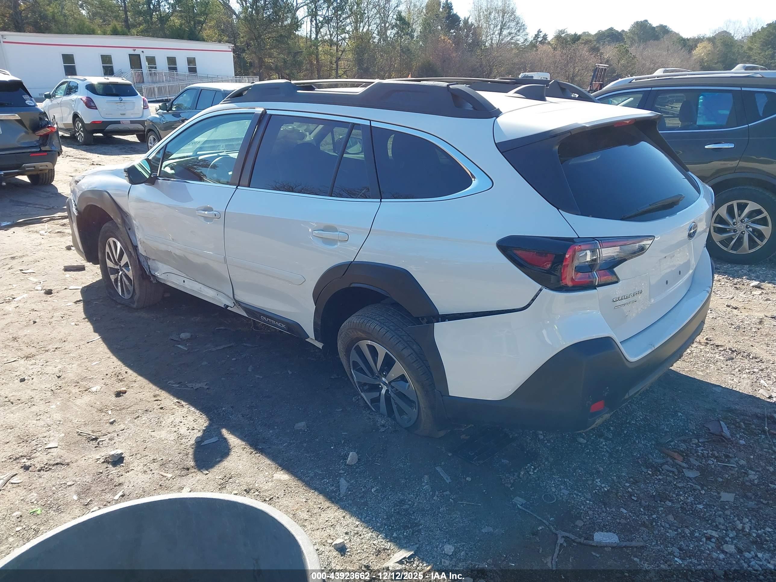 SUBARU OUTBACK image 3
