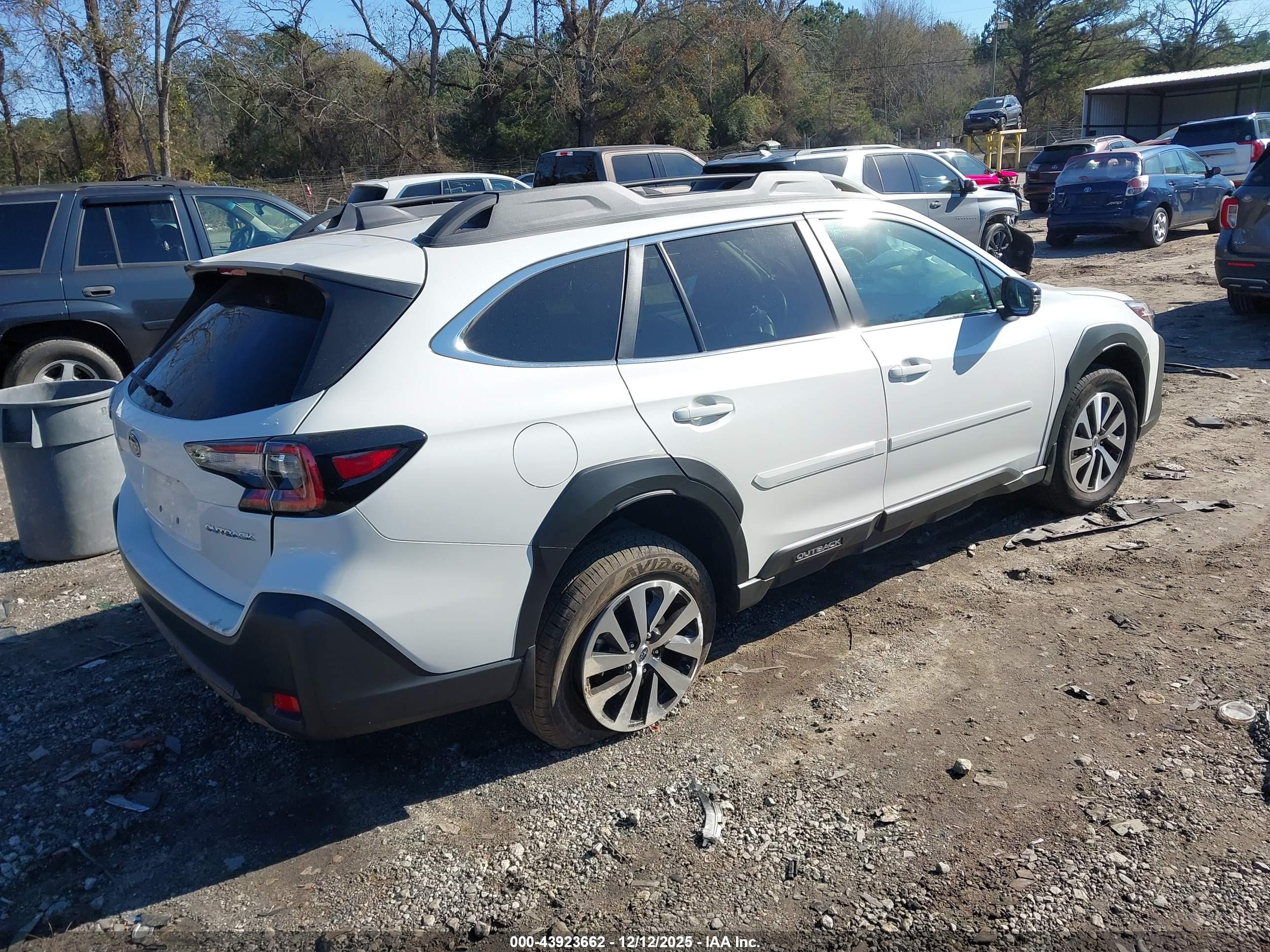 SUBARU OUTBACK image 4