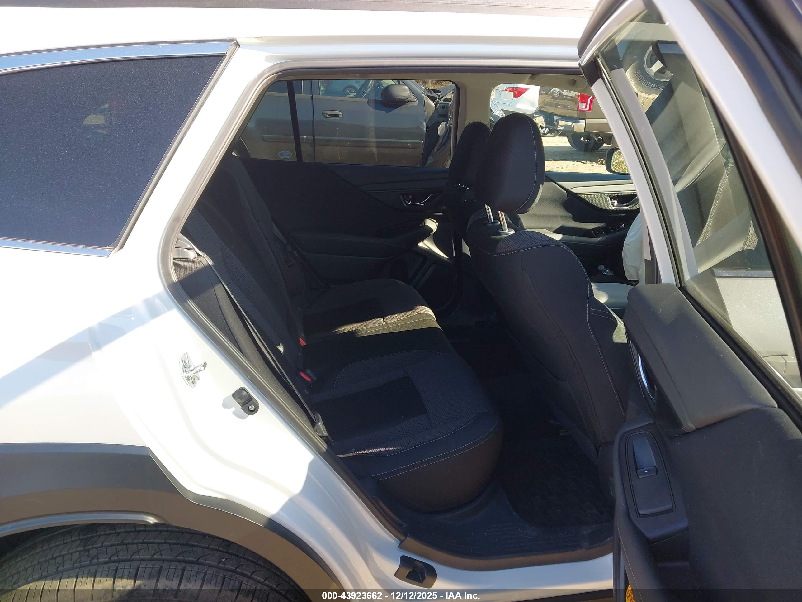 SUBARU OUTBACK image 8