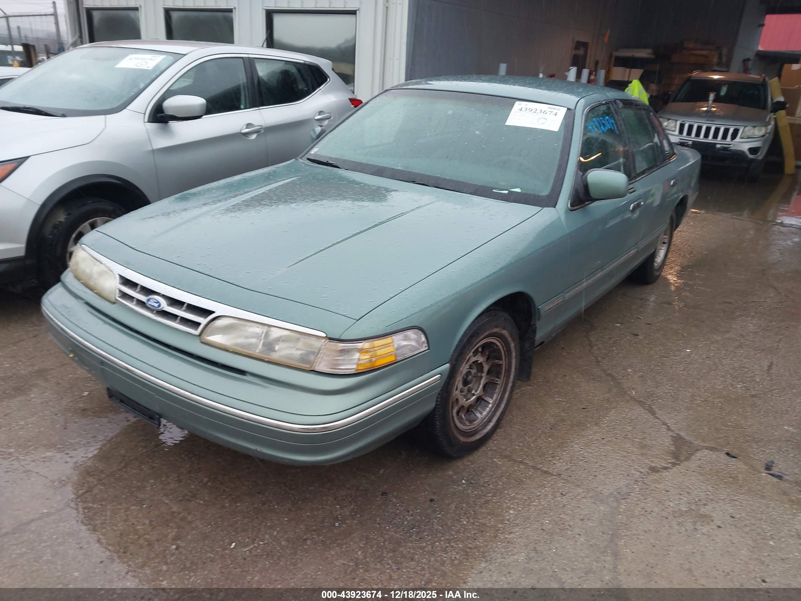 FORD CROWN image 2