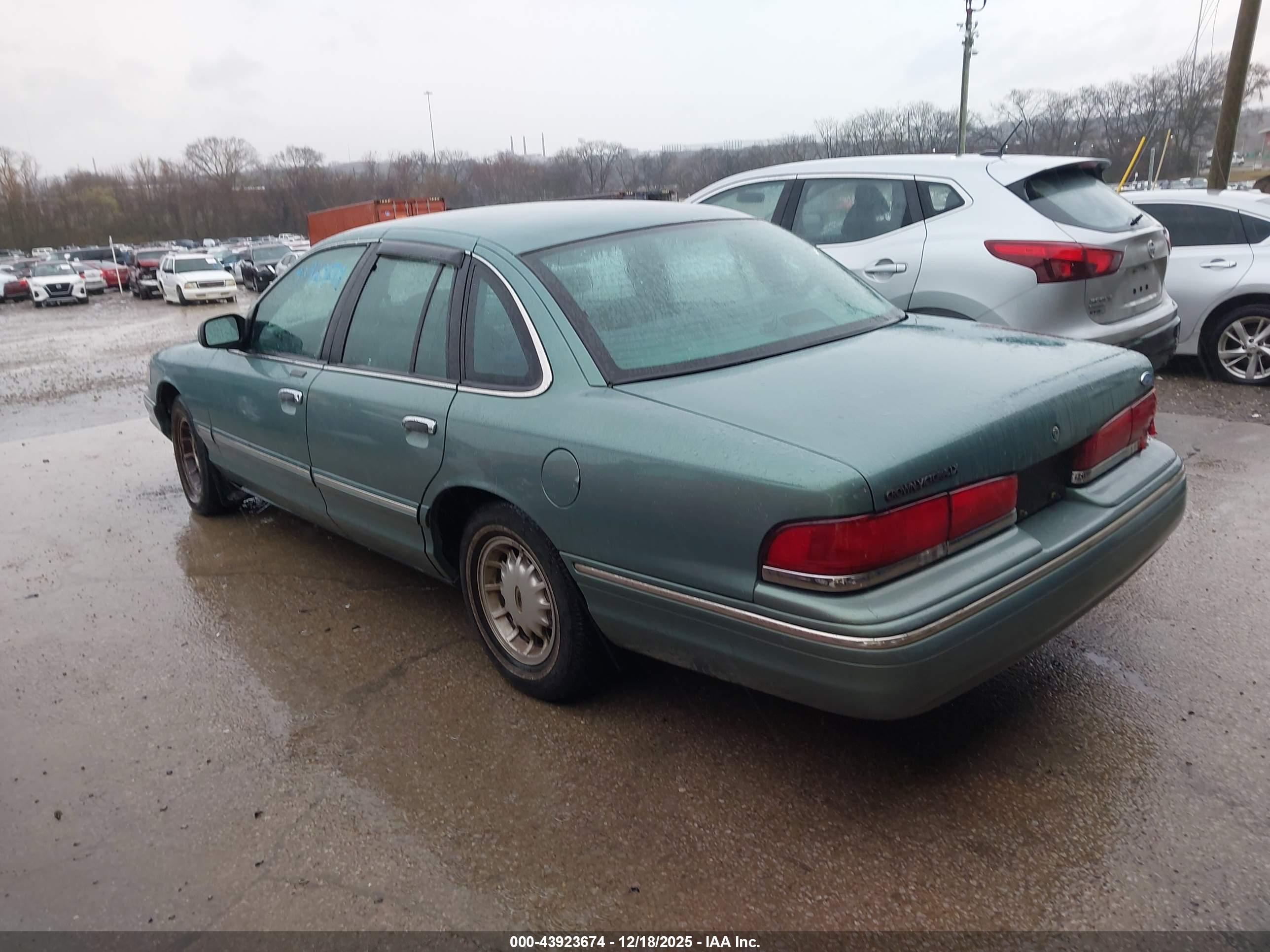 FORD CROWN image 3