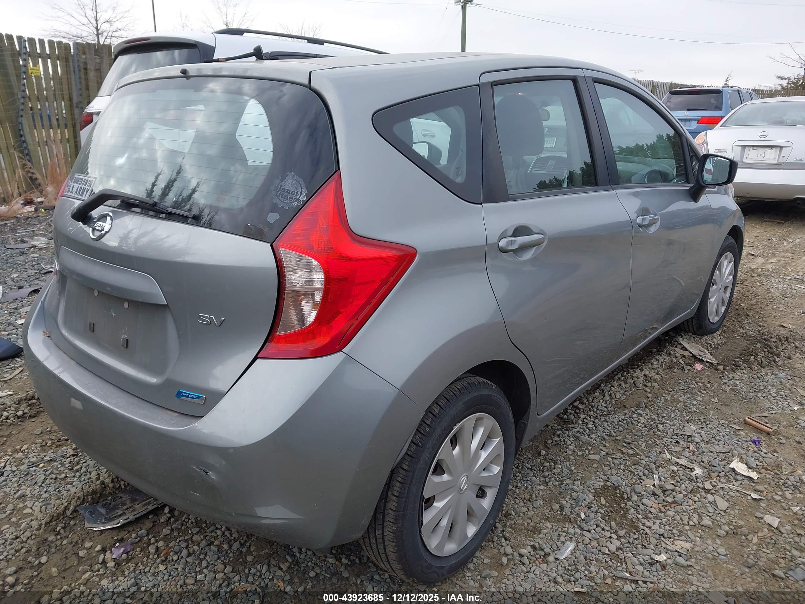 NISSAN VERSA image 4