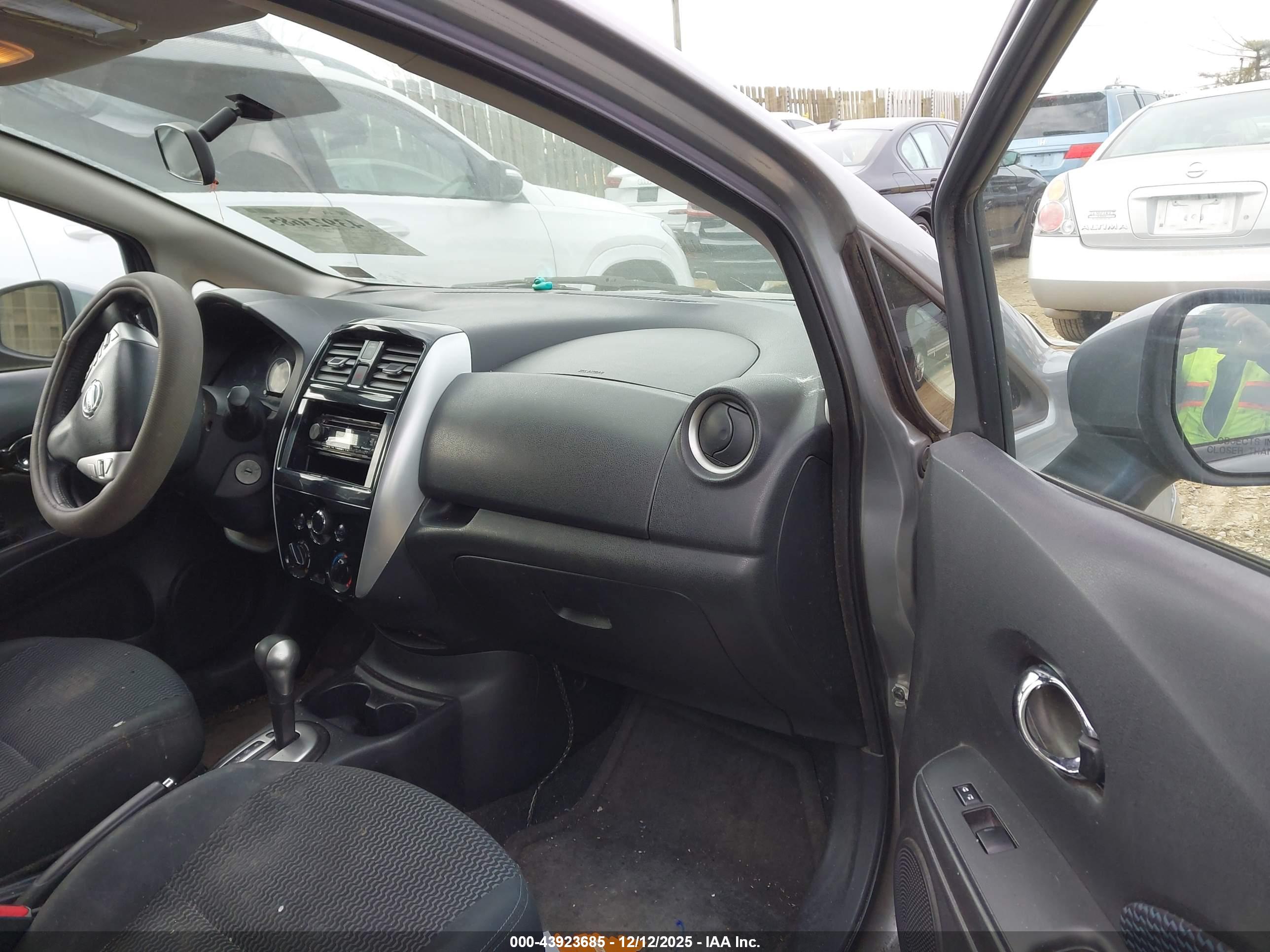 NISSAN VERSA image 5