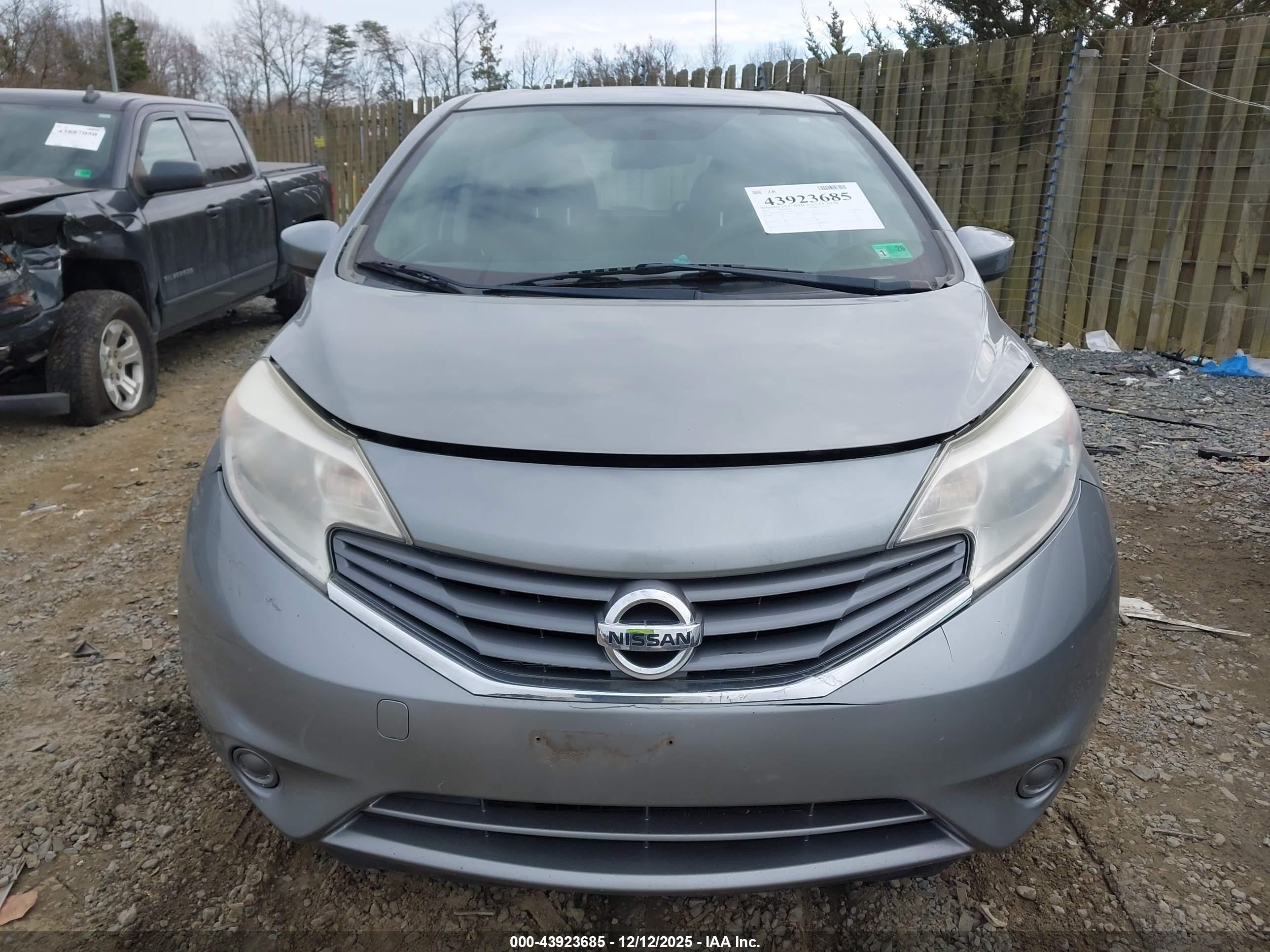 NISSAN VERSA image 6