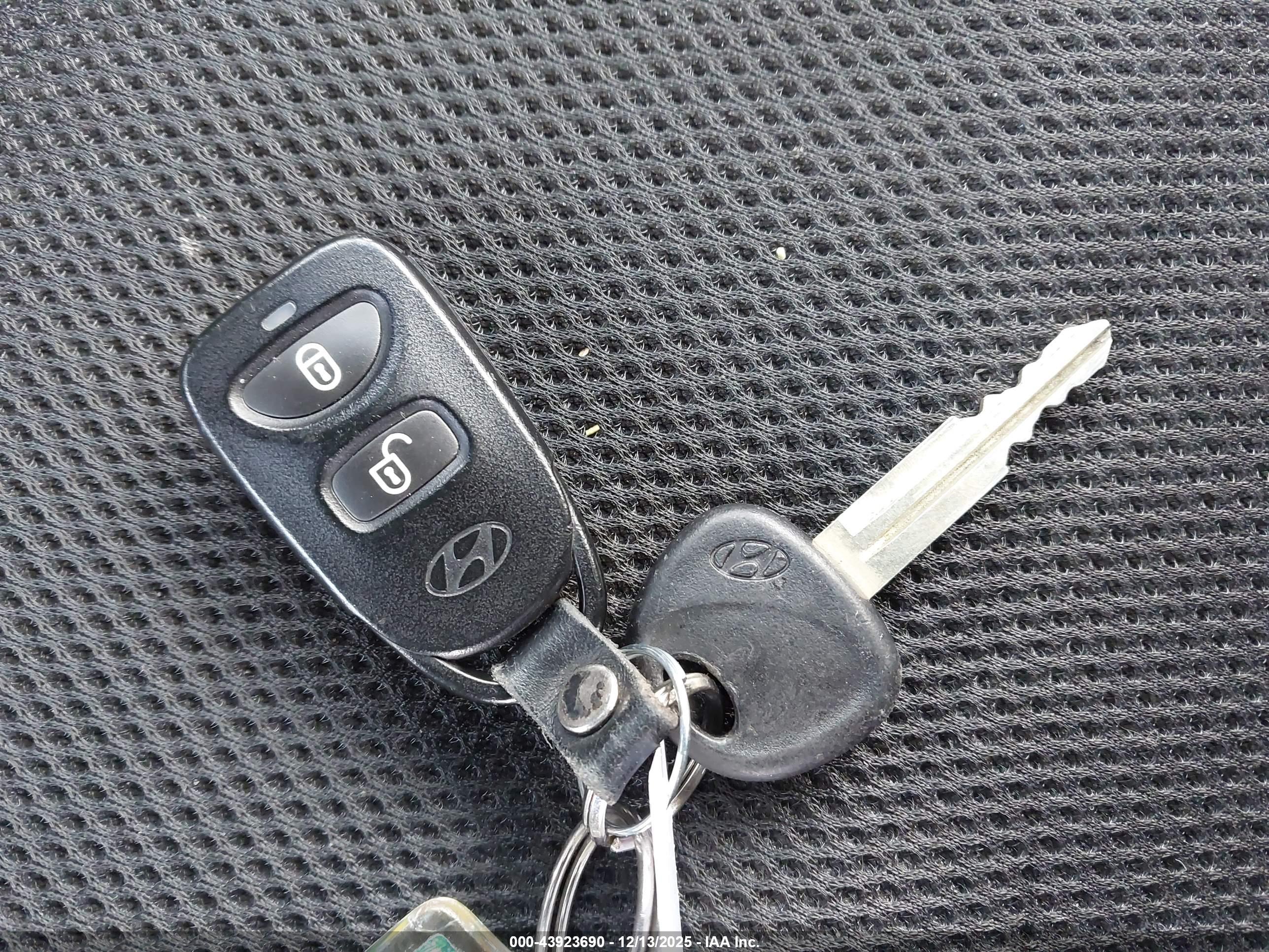 HYUNDAI TUCSON image 11