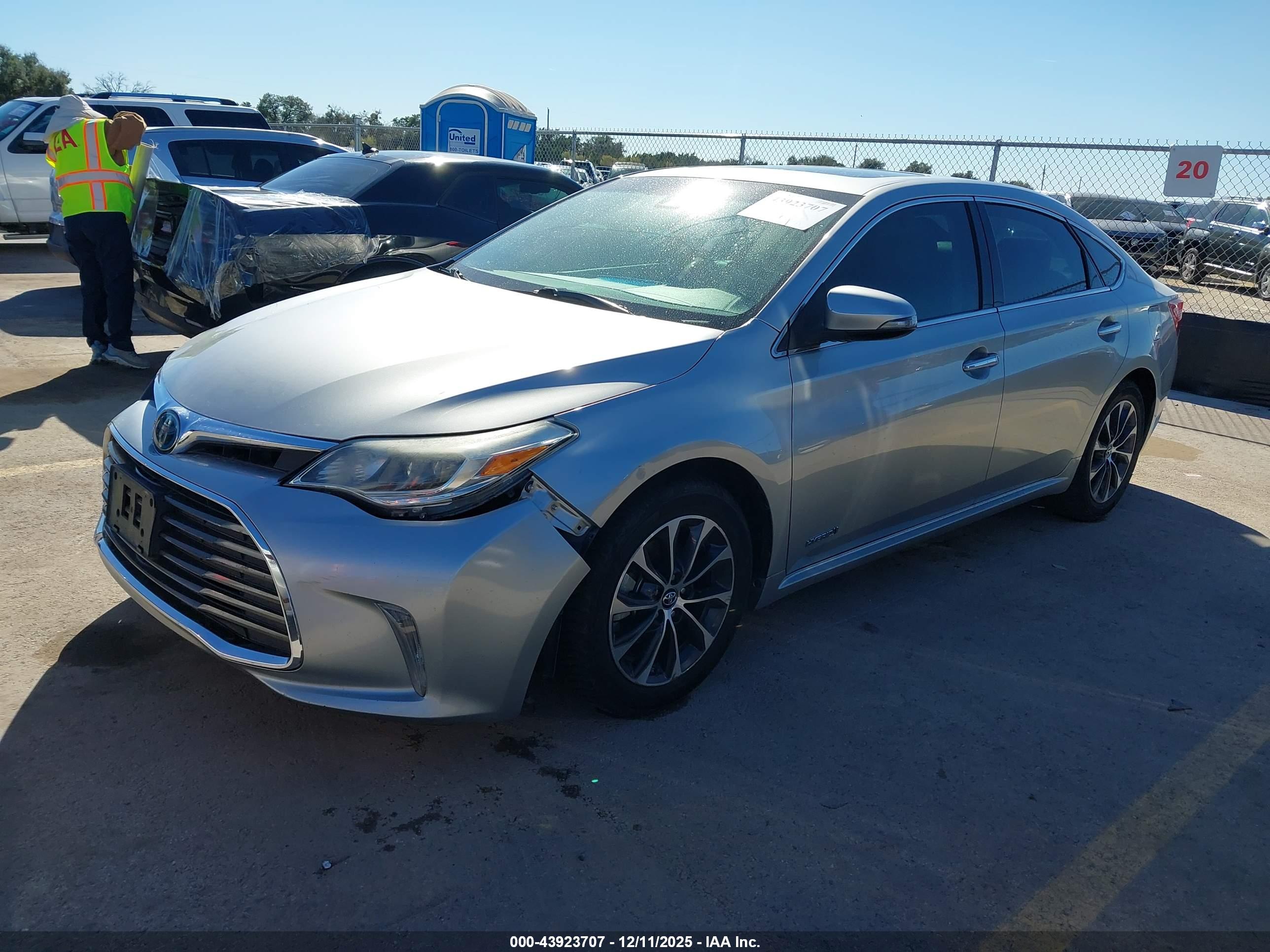 TOYOTA AVALON image 2