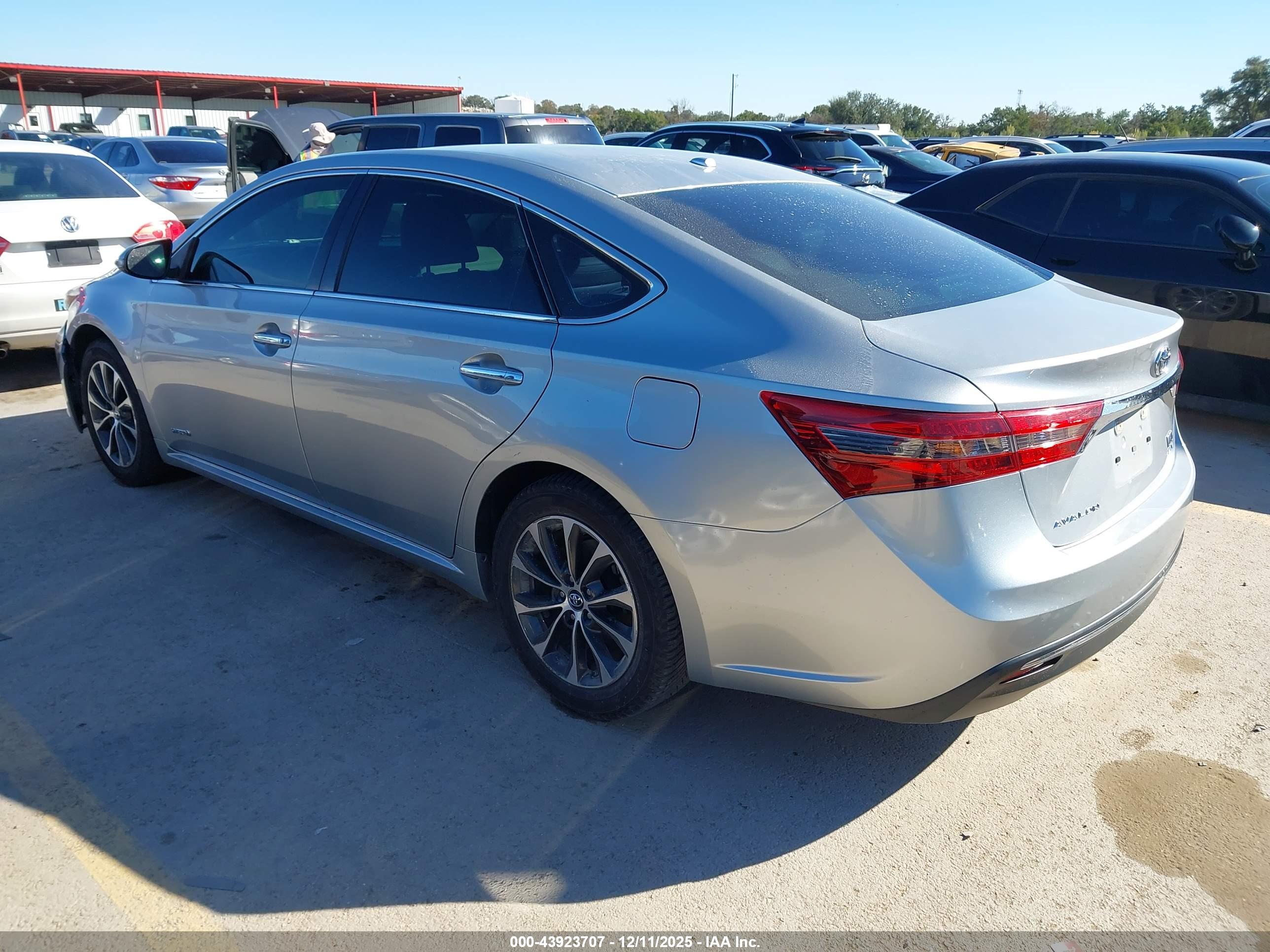 TOYOTA AVALON image 3