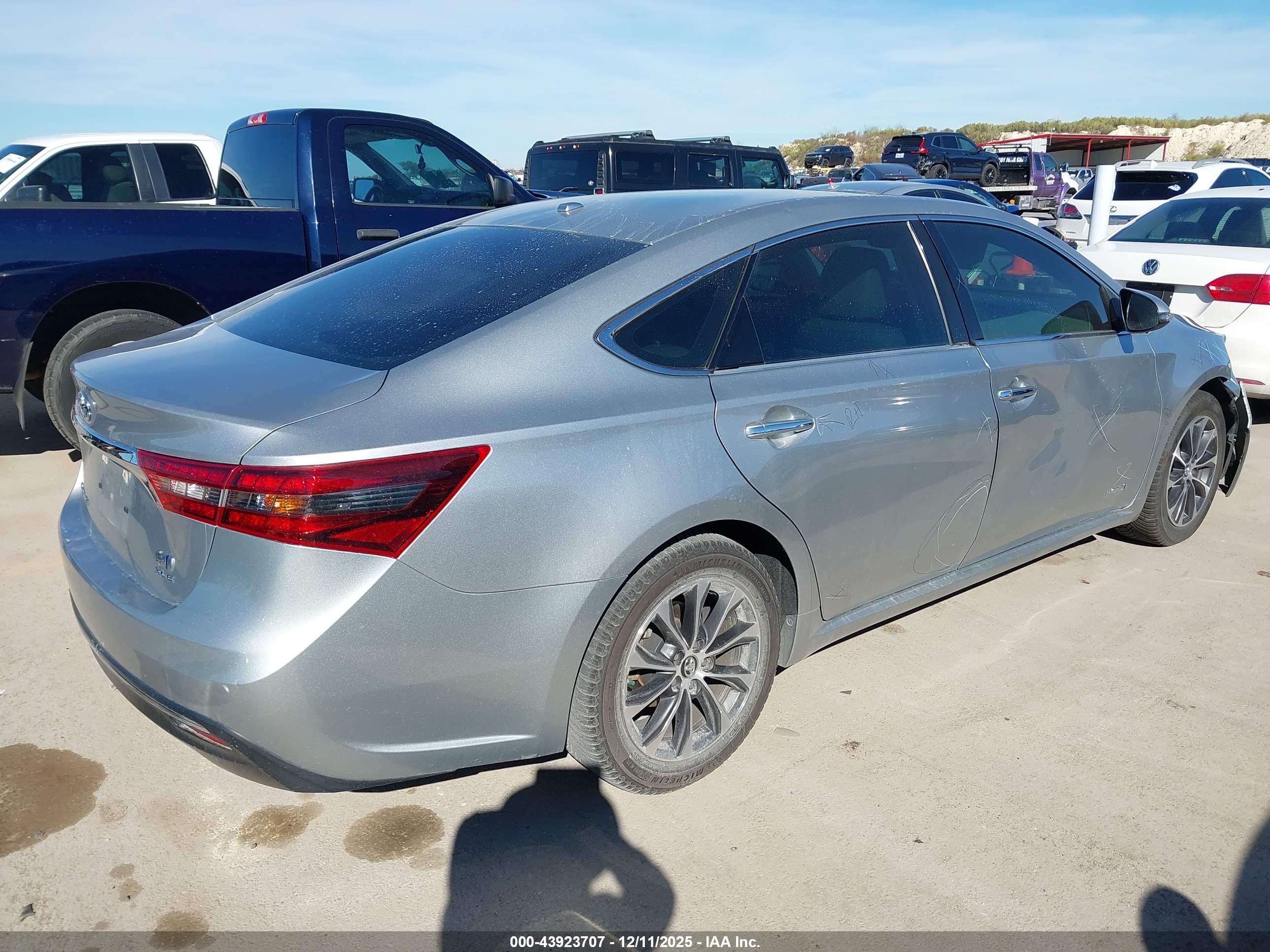 TOYOTA AVALON image 4