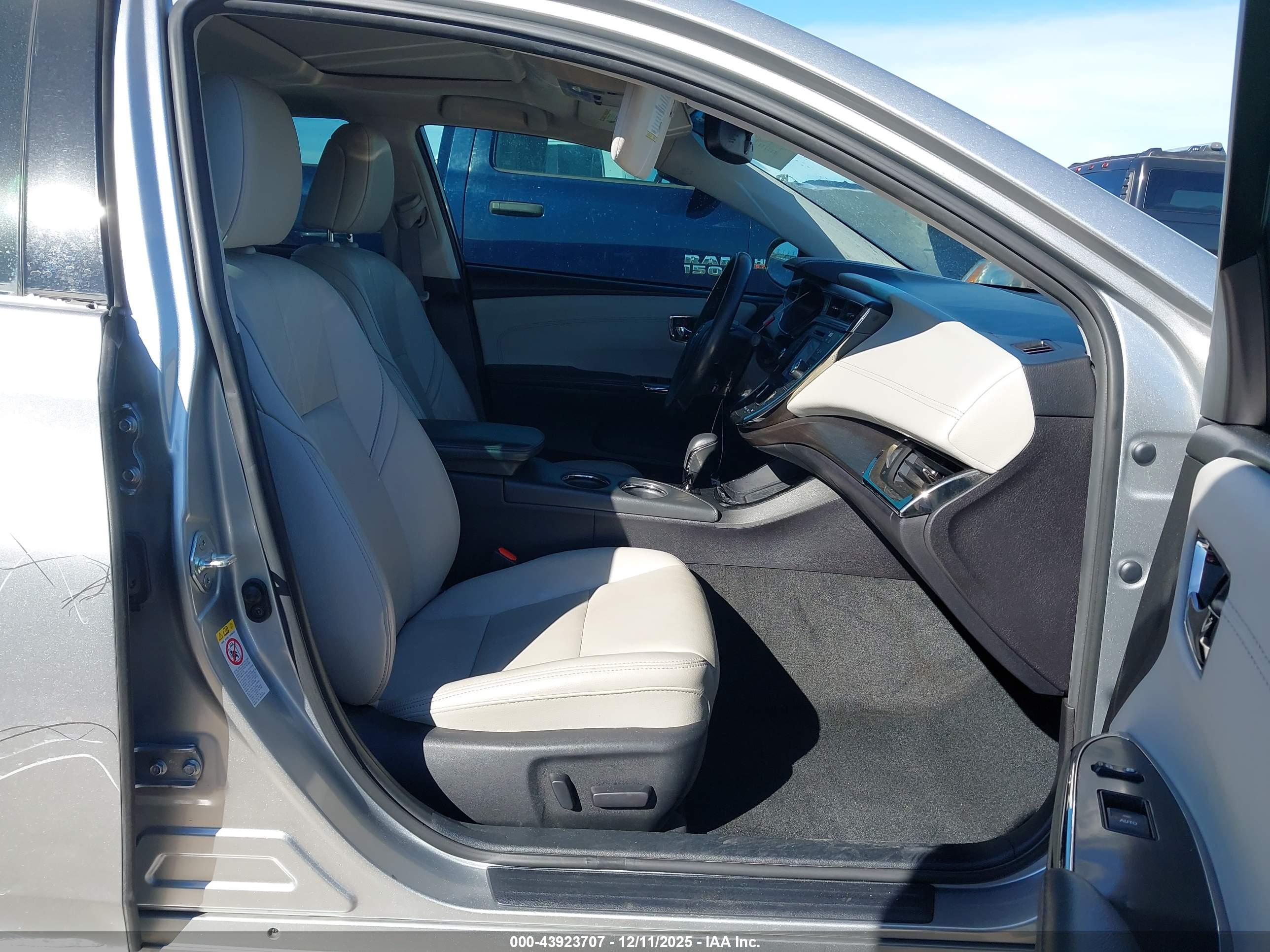 TOYOTA AVALON image 5