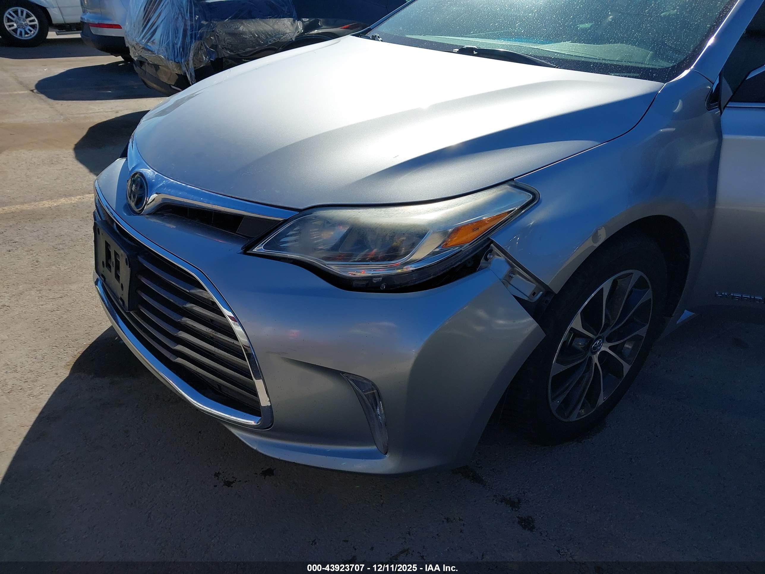 TOYOTA AVALON image 6