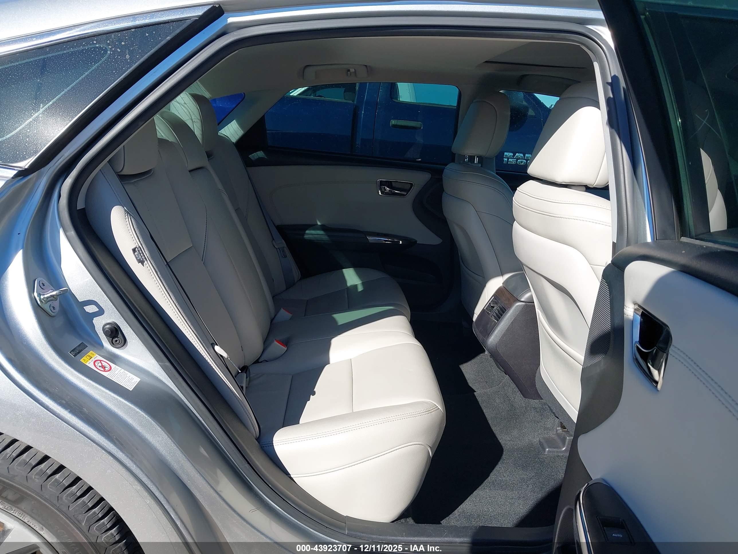 TOYOTA AVALON image 8