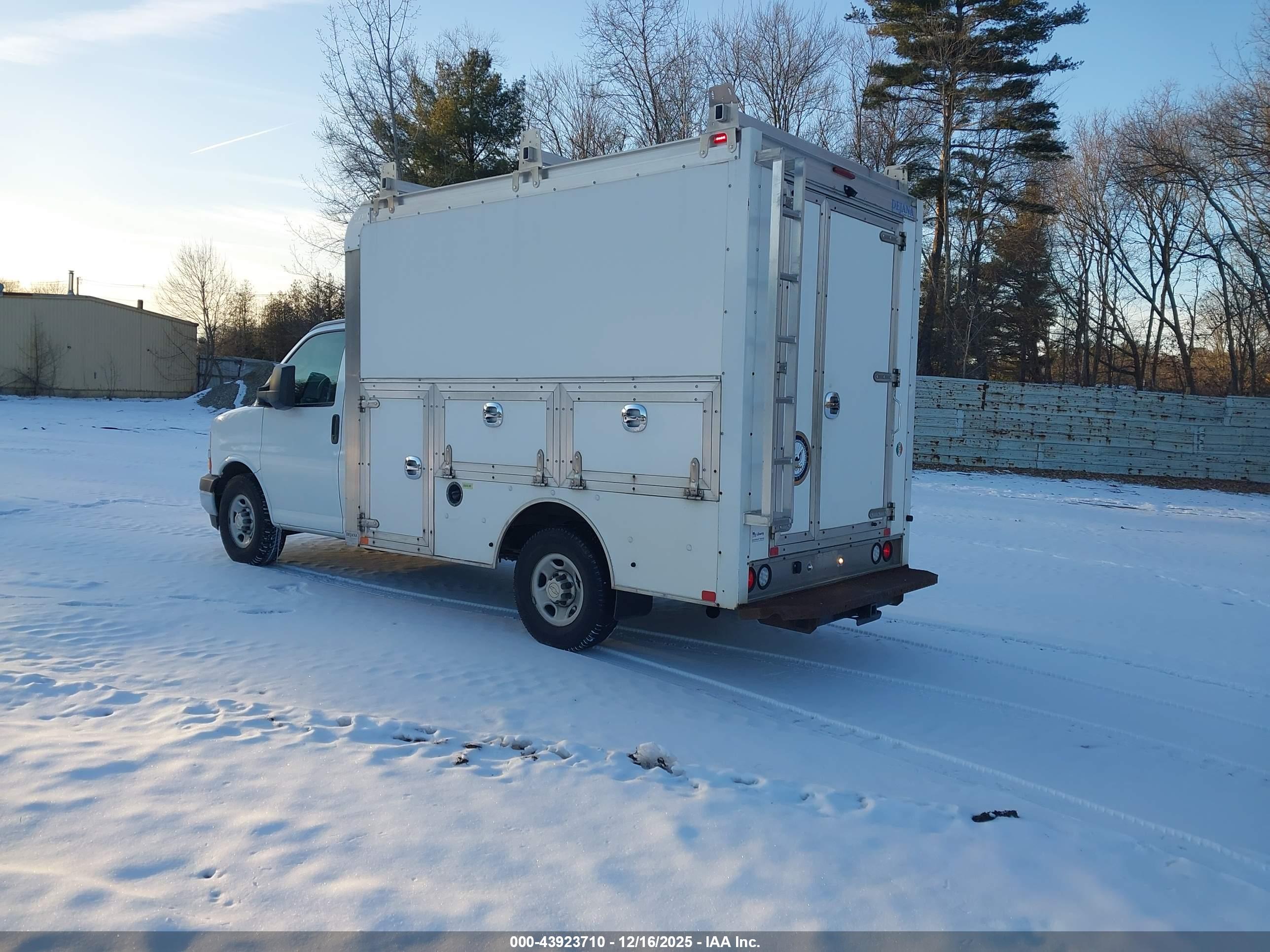 CHEVROLET EXPRESS image 3