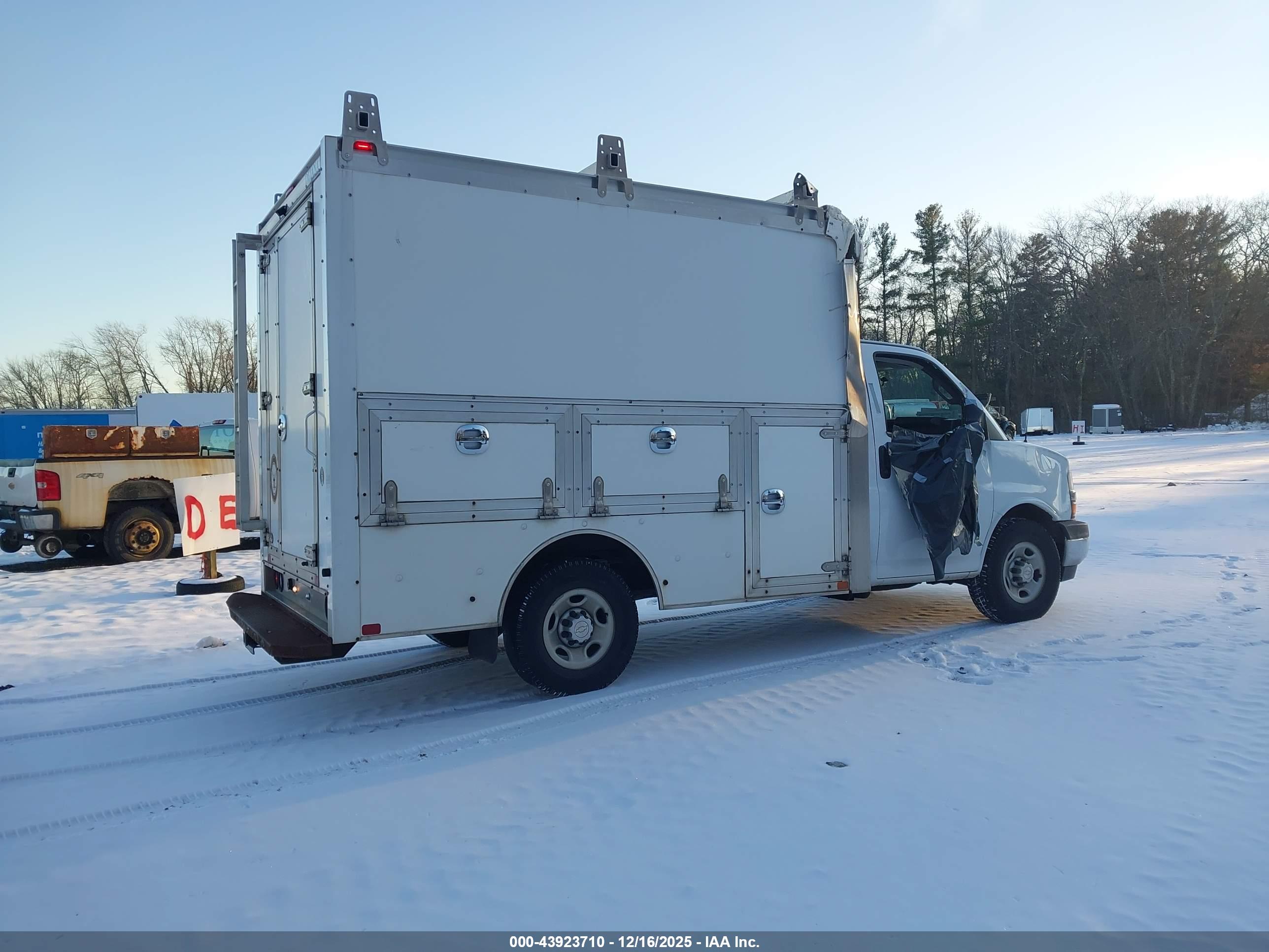 CHEVROLET EXPRESS image 4